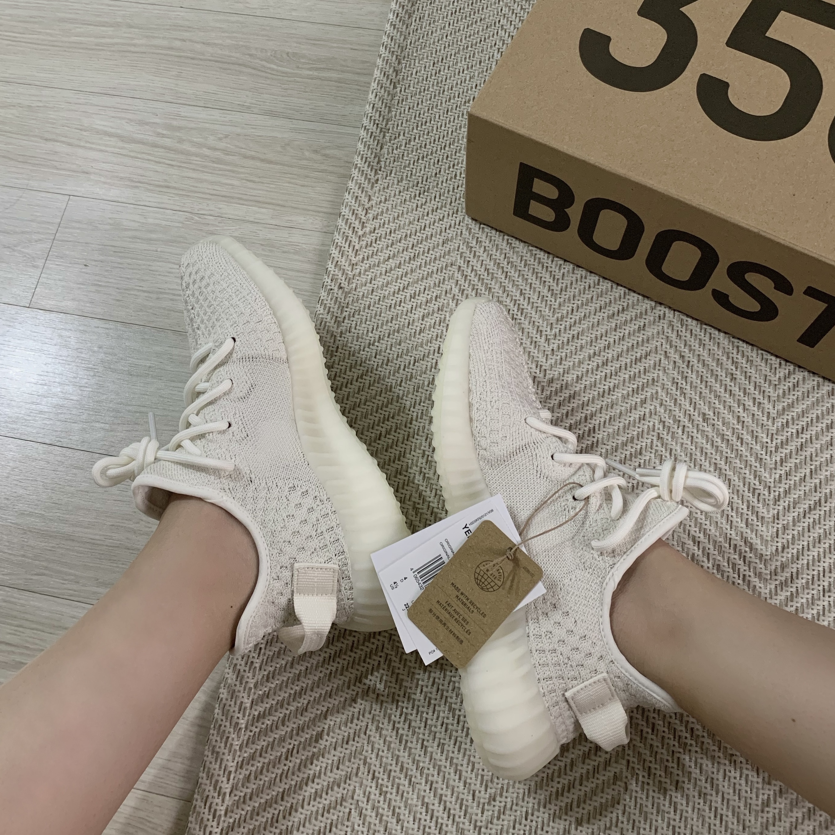 Adidas Yeezy Boost 350 V2 Bone 착용 스타일