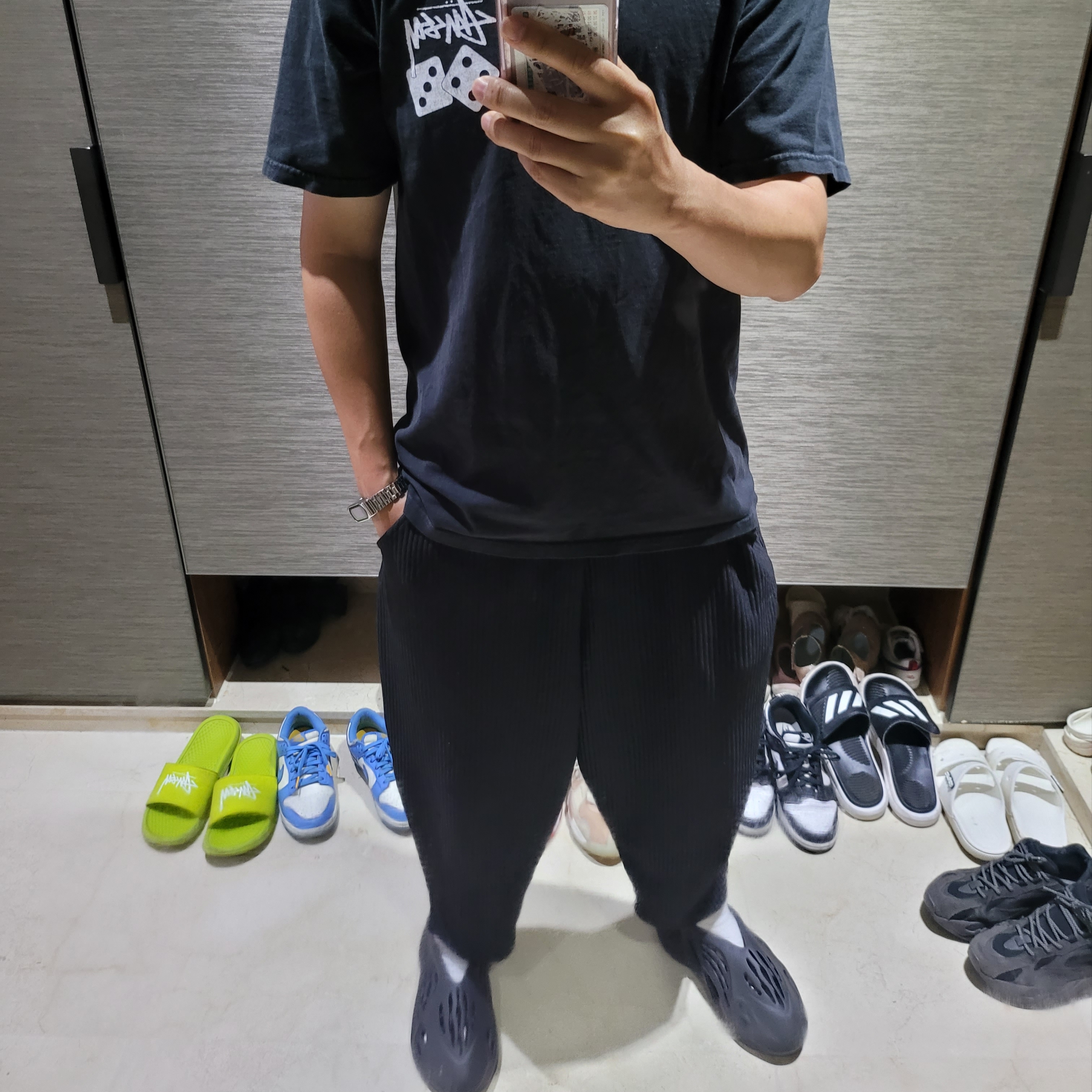 Stussy Fuzzy Dice T-Shirt Black, Adidas Yeezy Foam RNNR Onyx 착용 스타일 - 1