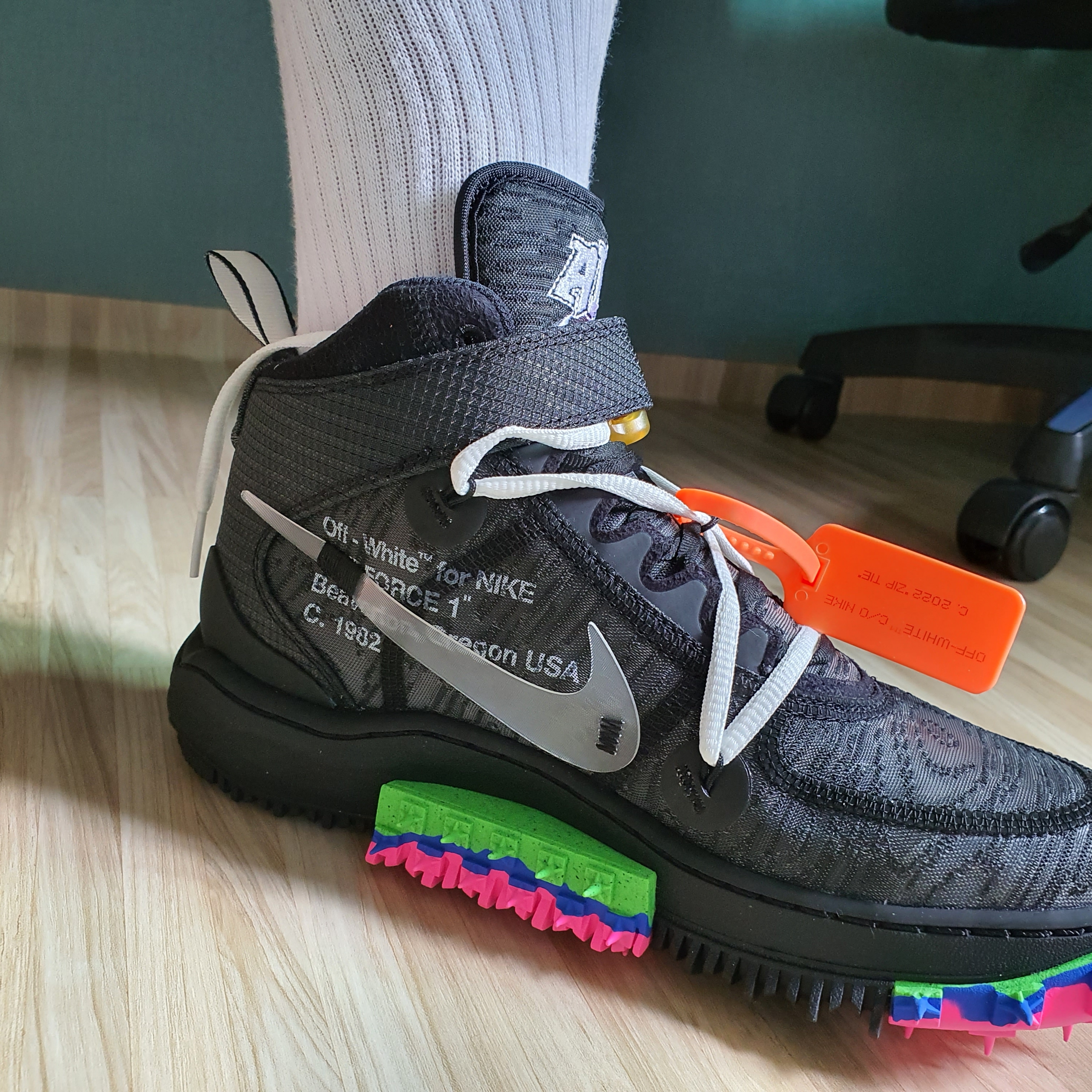 Nike x Off-White Air Force 1 Mid SP Black 착용 스타일 - 2
