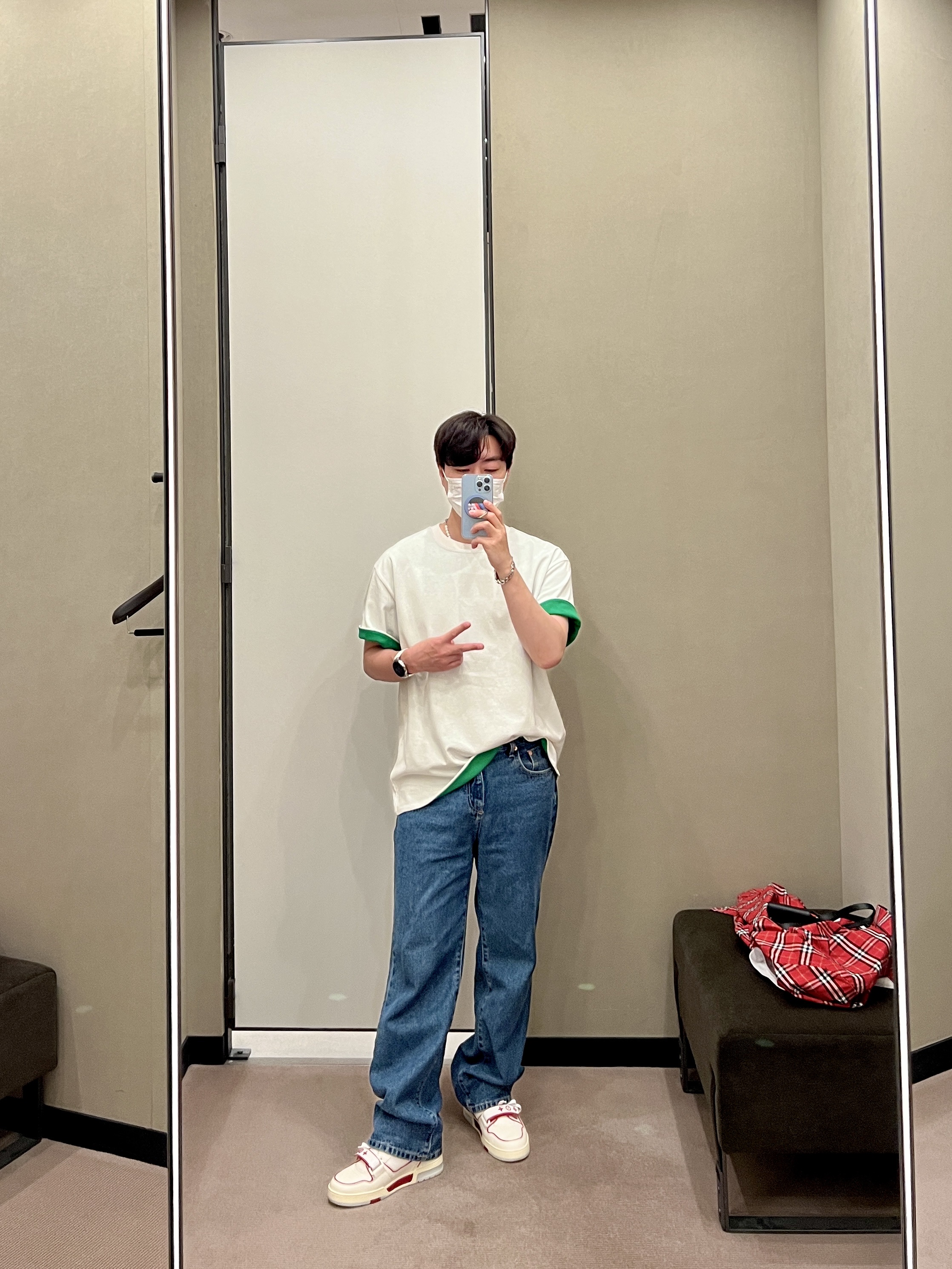 (W) Gucci Sneakers in Leather with Web White, Louis Vuitton Velcro Strap LV Trainer Sneaeker Monogram Denim Orange 착용 스타일 - 3