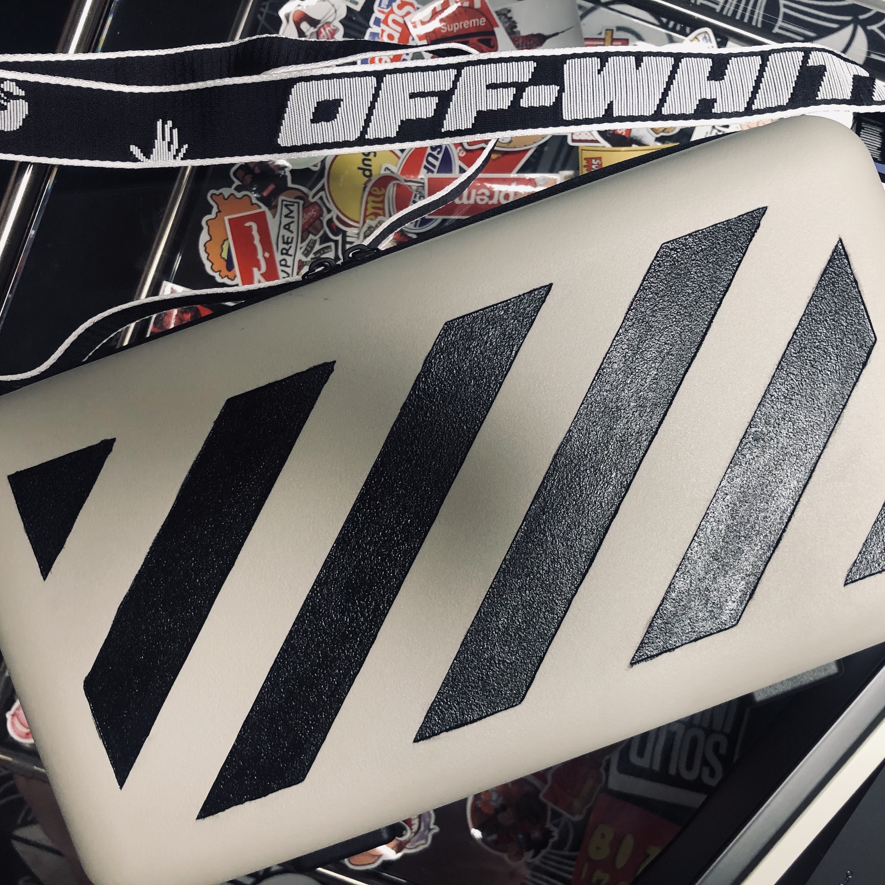 Off-White x Amore Pacific Protection Box (Without Cosmetics) 착용 스타일