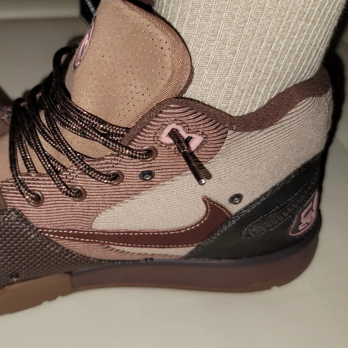 Nike x Travis Scott Air Trainer 1 Archaeo Brown and Rust Pink 착용 스타일 - 3