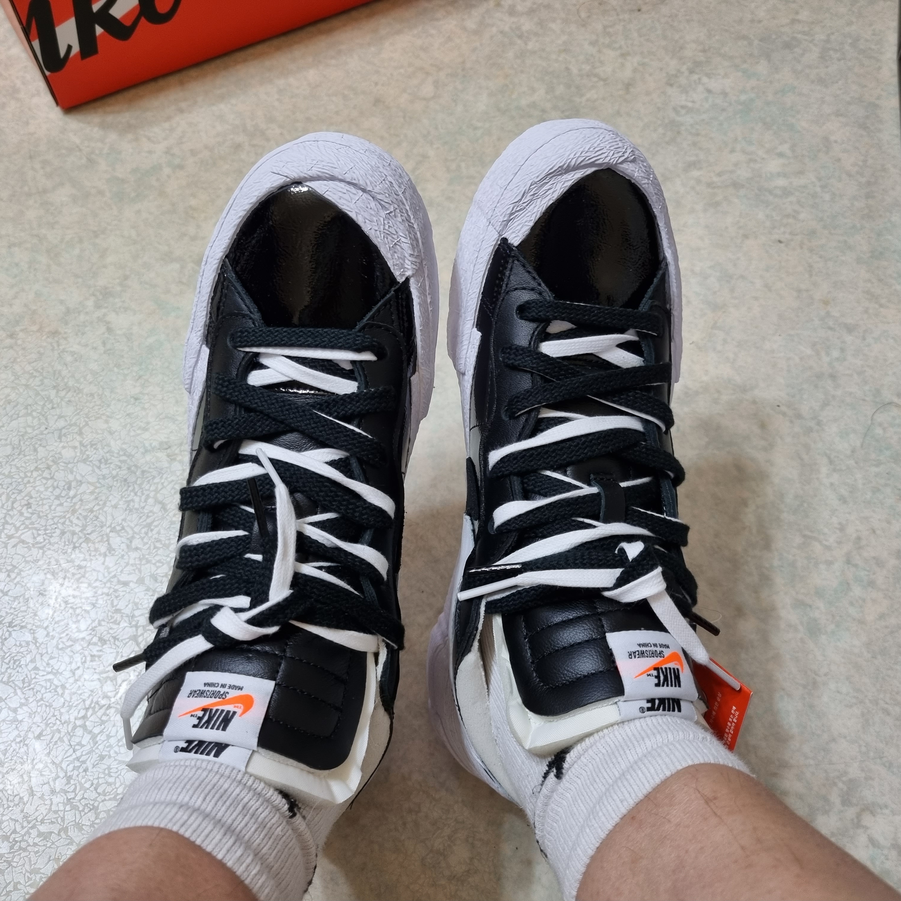 Nike x Sacai Blazer Low Black Patent Leather 착용 스타일 - 2