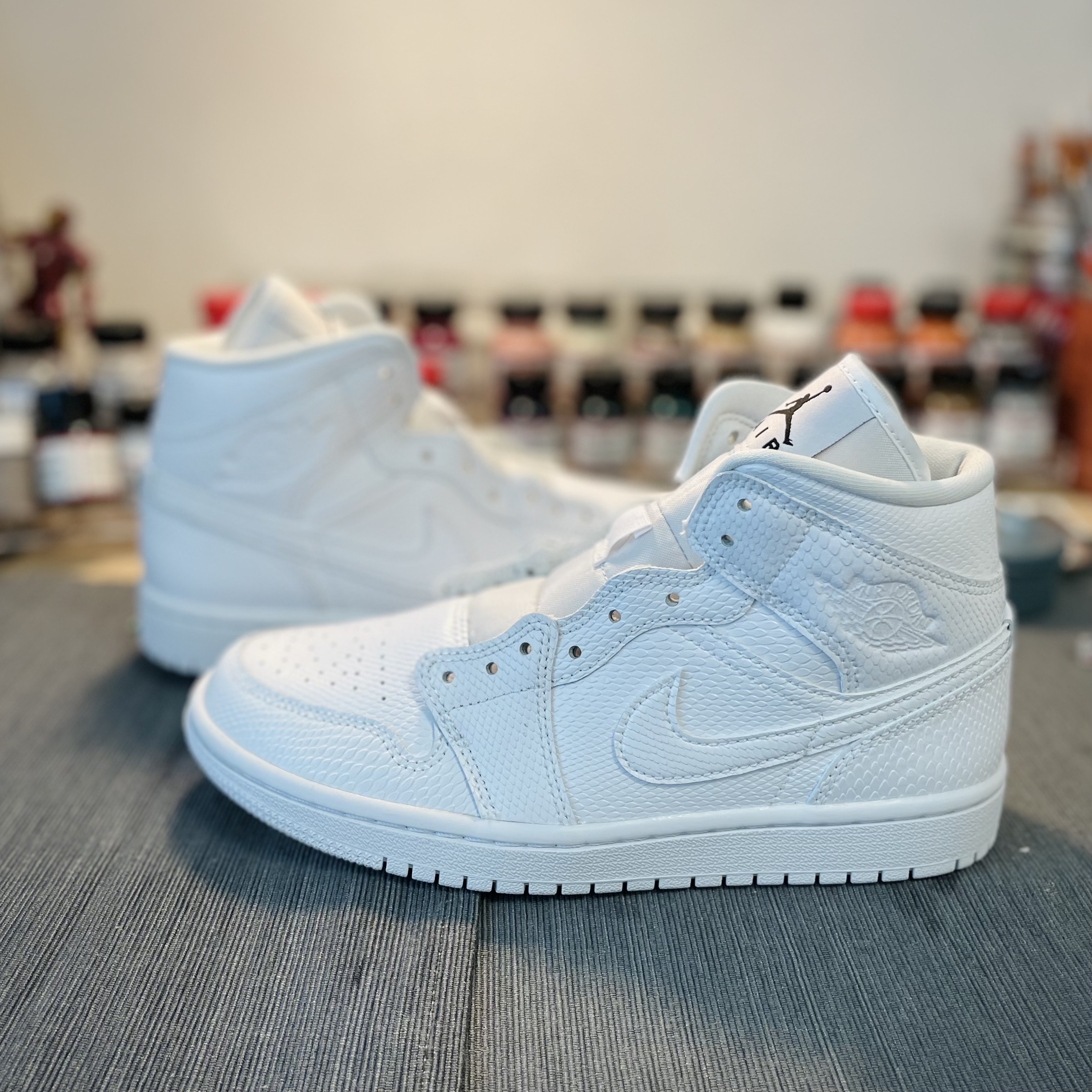 (W) Jordan 1 Mid White Snakeskin, Jordan 1 Mid Triple White 착용 스타일 - 2