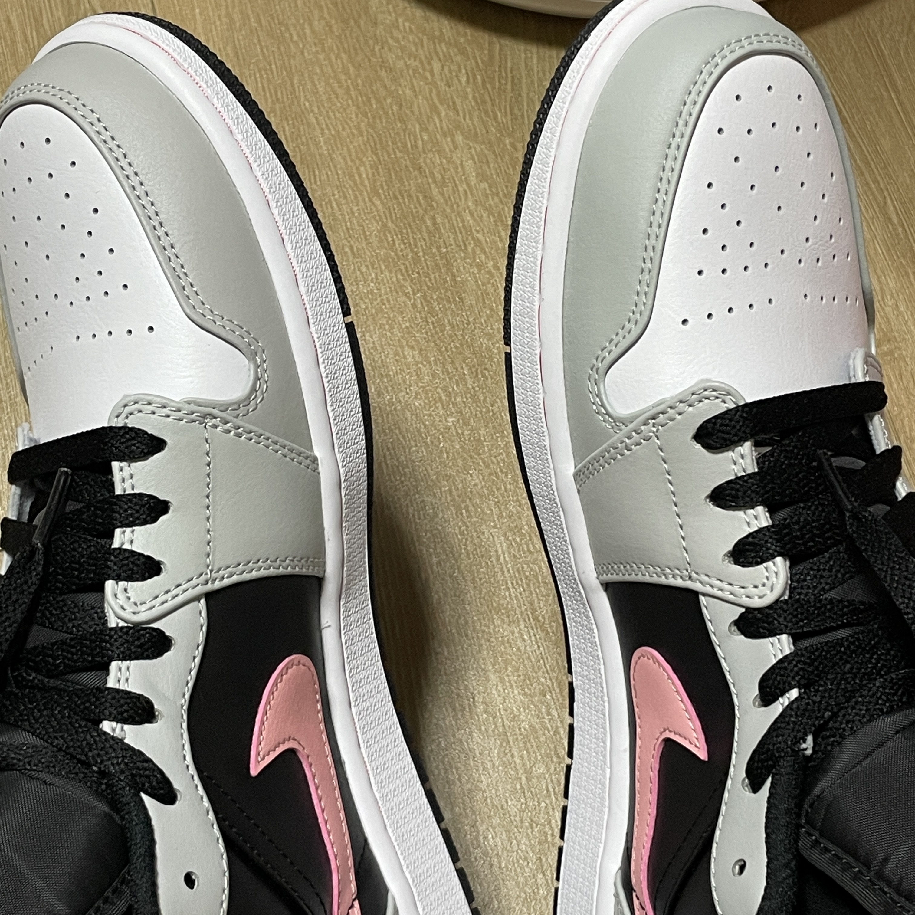 Jordan 1 Low Grey Fog Black Bleached Coral 착용 스타일 - 2