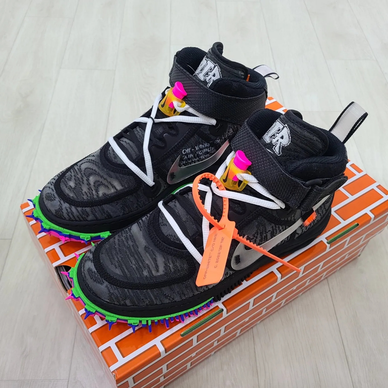 Nike x Off-White Air Force 1 Mid SP Black 착용 스타일 - 2