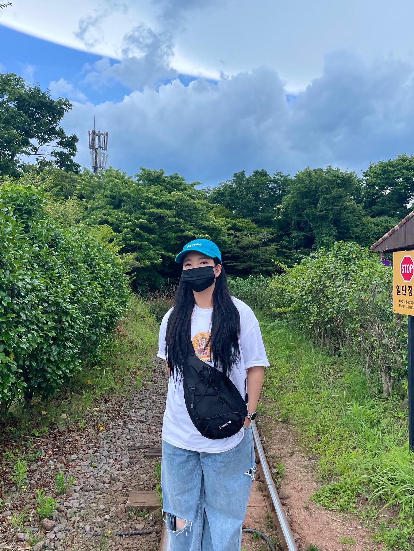 Supreme Washed Chino Twill Camp Cap Teal - 22SS, Supreme Person T-Shirt White - 22SS 착용 스타일 - 2