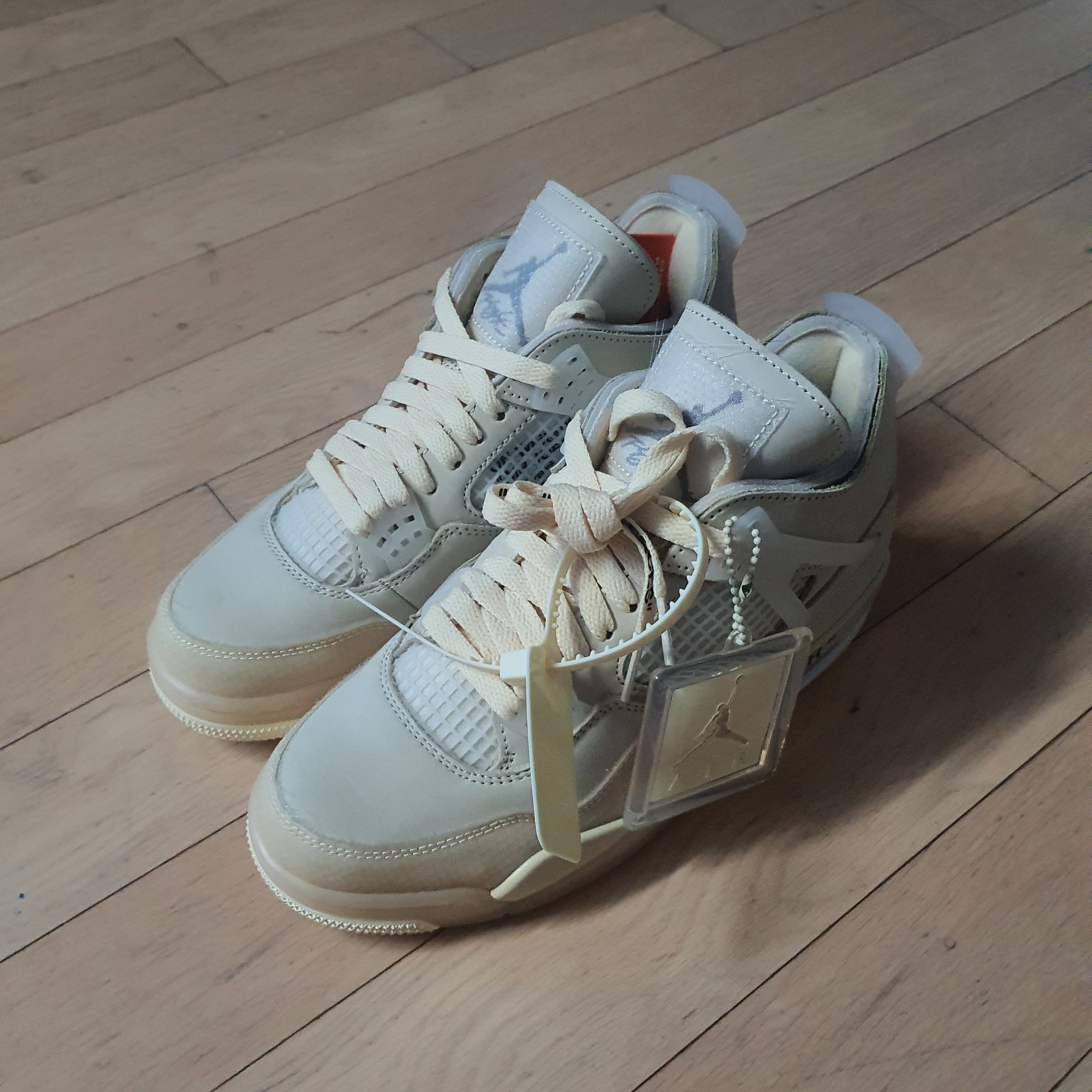 (W) Jordan 4 x Off-White Retro SP Sail 착용 스타일 - 1