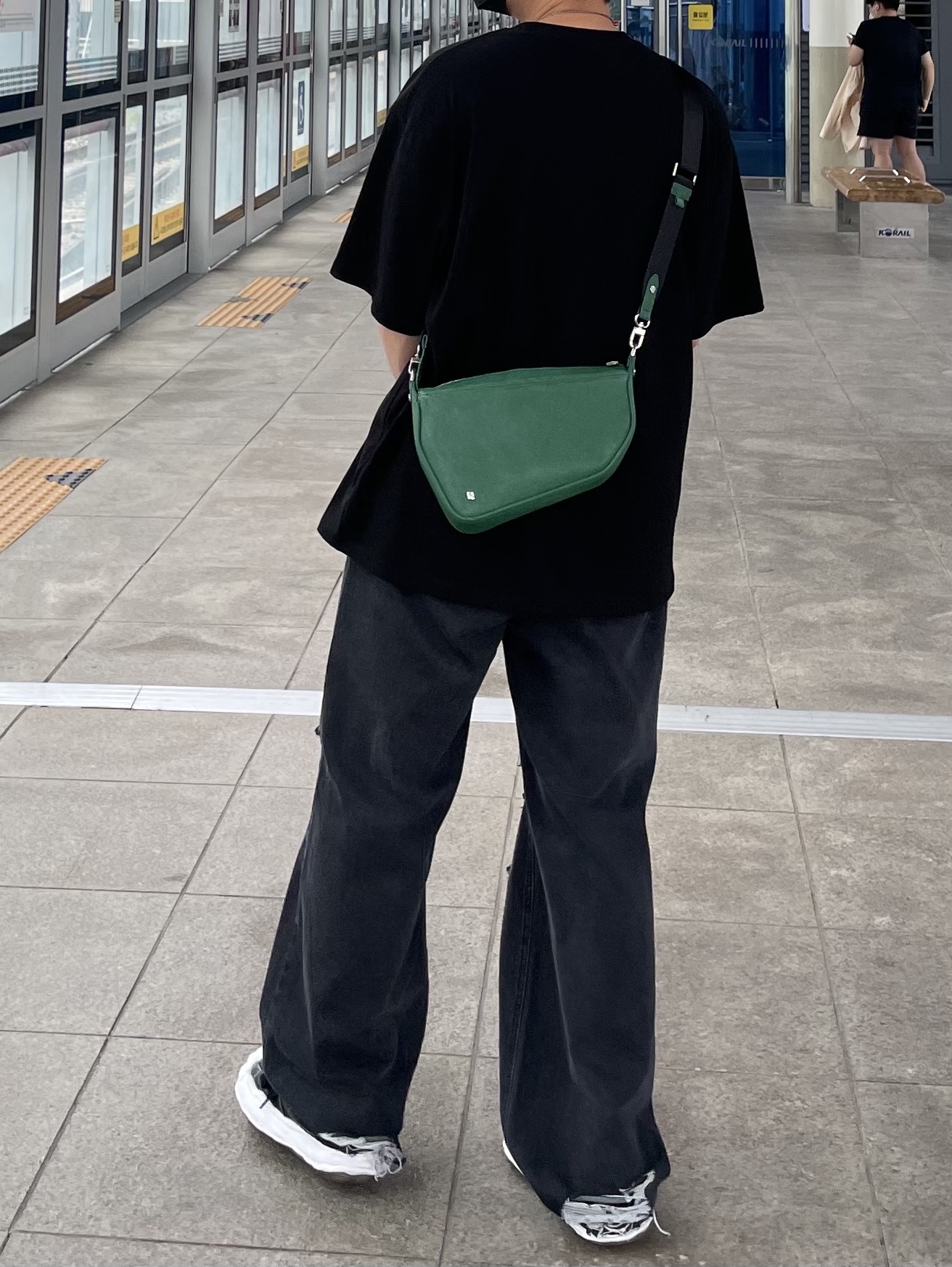 Maison Mihara Yasuhiro Blakey OG Sole Leather Low-top Sneakers Black, Maison Mihara Yasuhiro Blakey OG Sole Canvas Low-top Sneakers Black White 착용 스타일 - 2