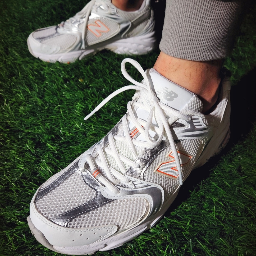 New Balance 530 White Orange 착용 스타일 - 5