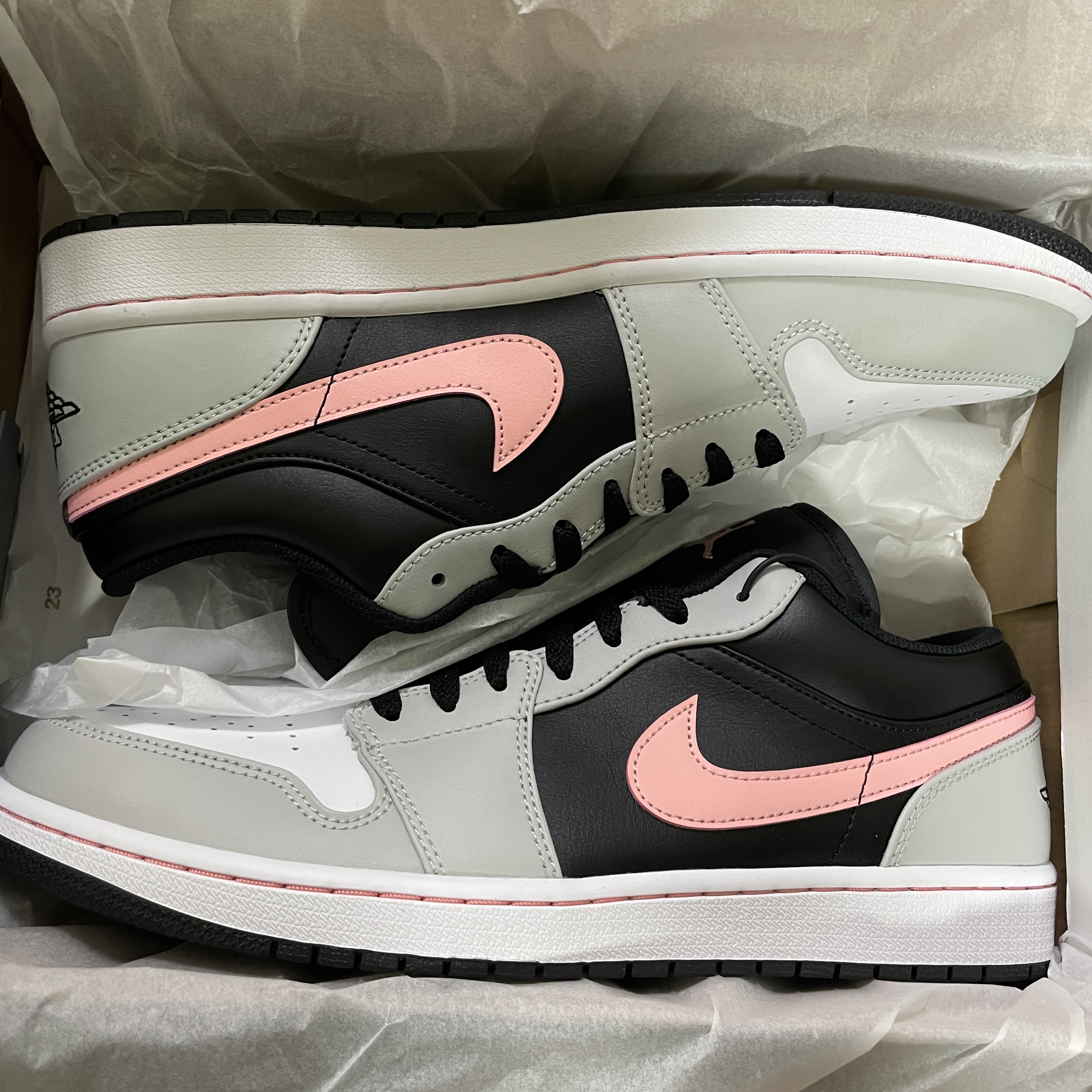 Jordan 1 Low Grey Fog Black Bleached Coral 착용 스타일 - 1