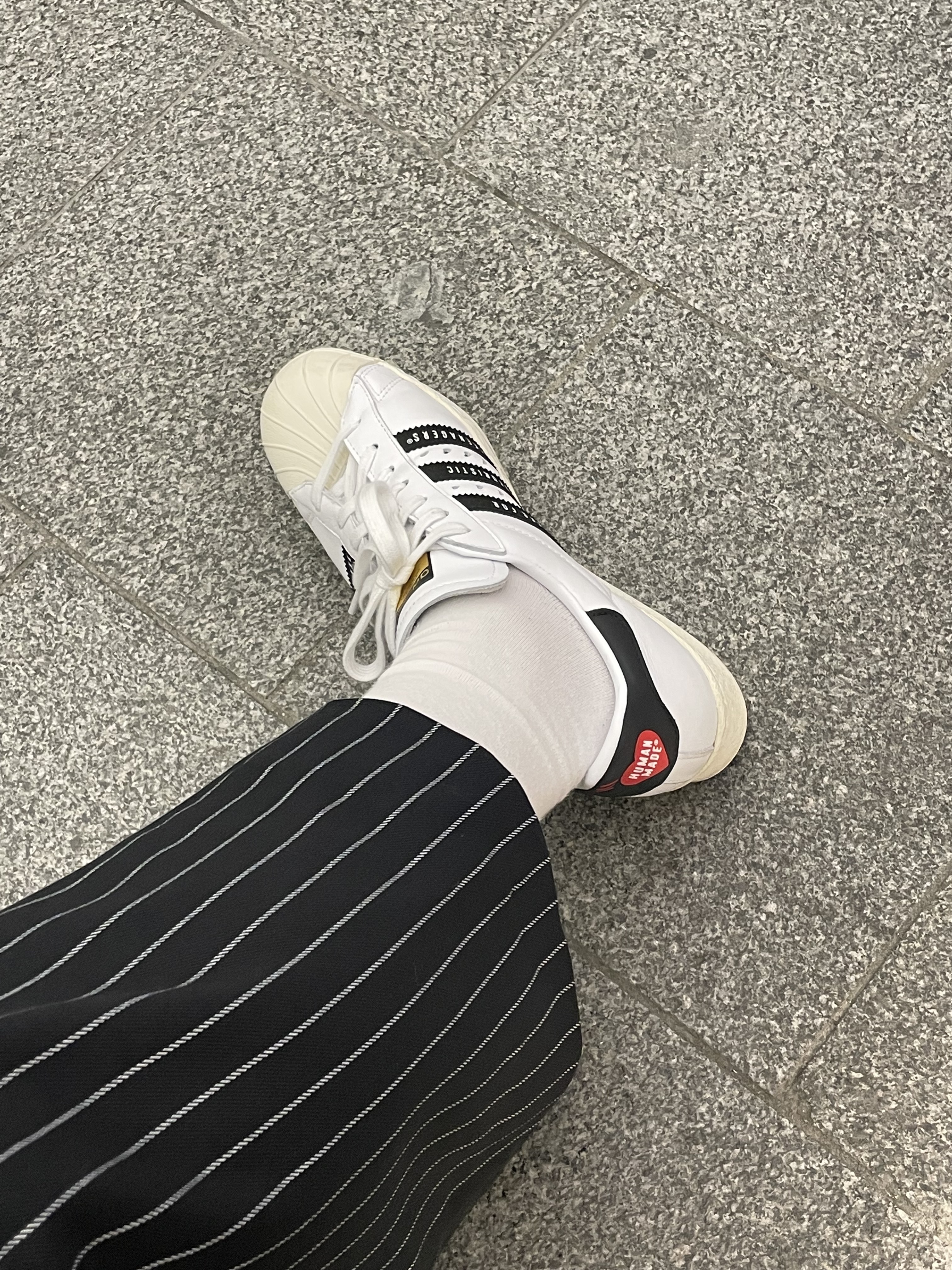 Adidas x Human Made Superstar White Black 착용 스타일 - 4