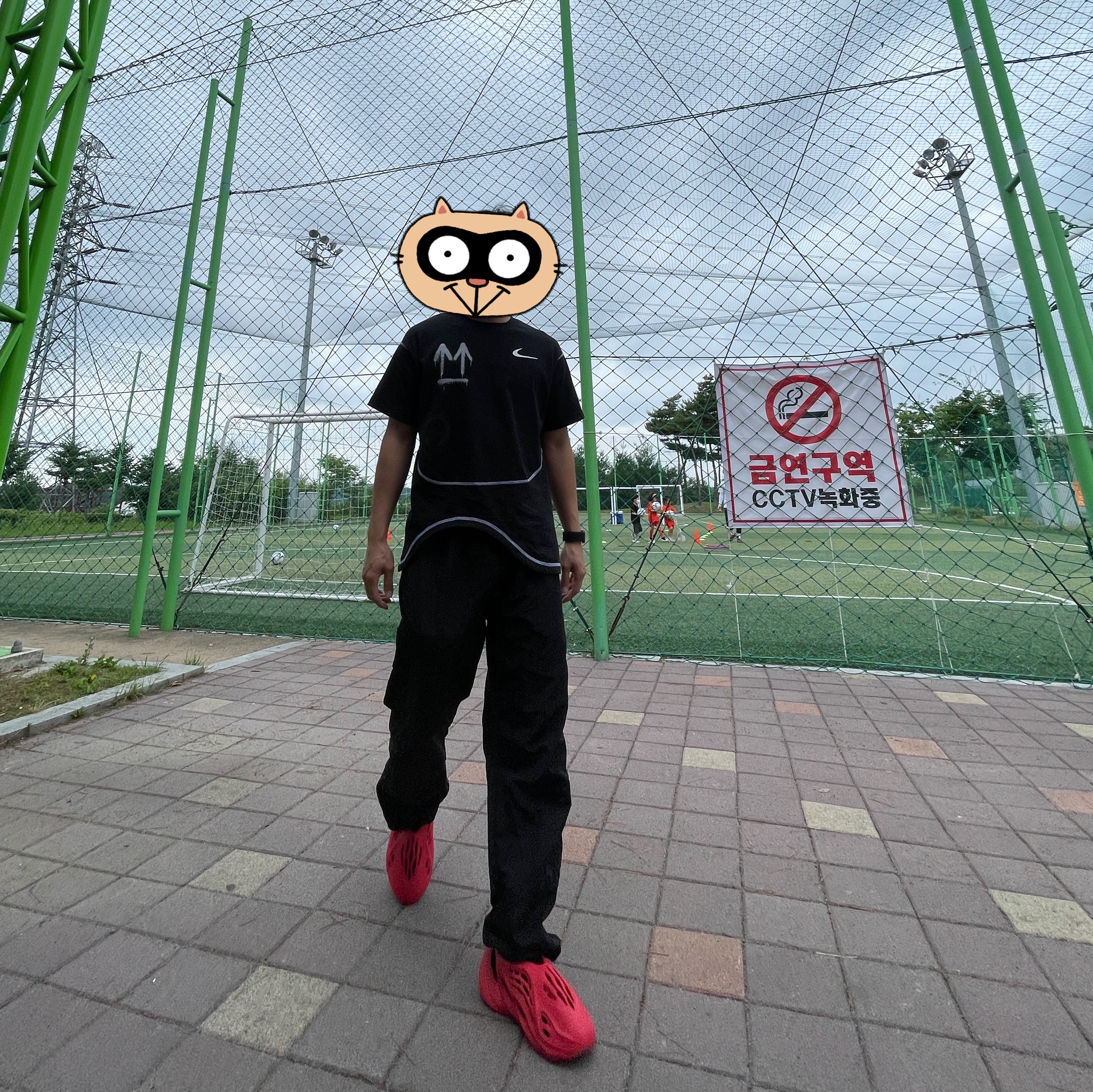 Nike x Off-White NRG RU Short Sleeve T-Shirt, Adidas Yeezy Foam RNNR Vermilion 착용 스타일 - 3
