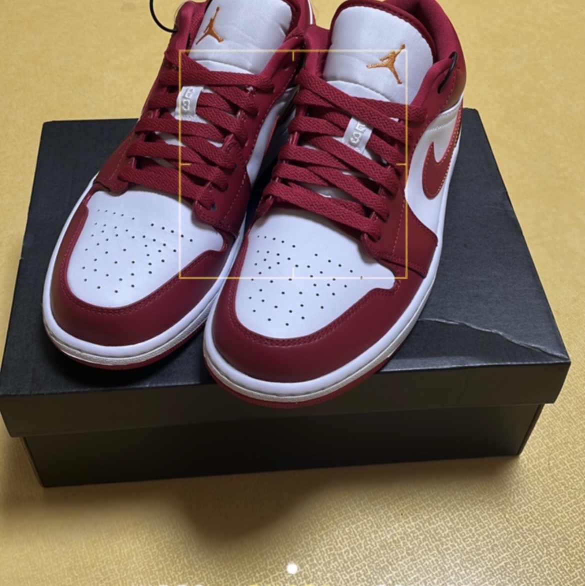Jordan 1 Low Cardinal Red 착용 스타일 - 1