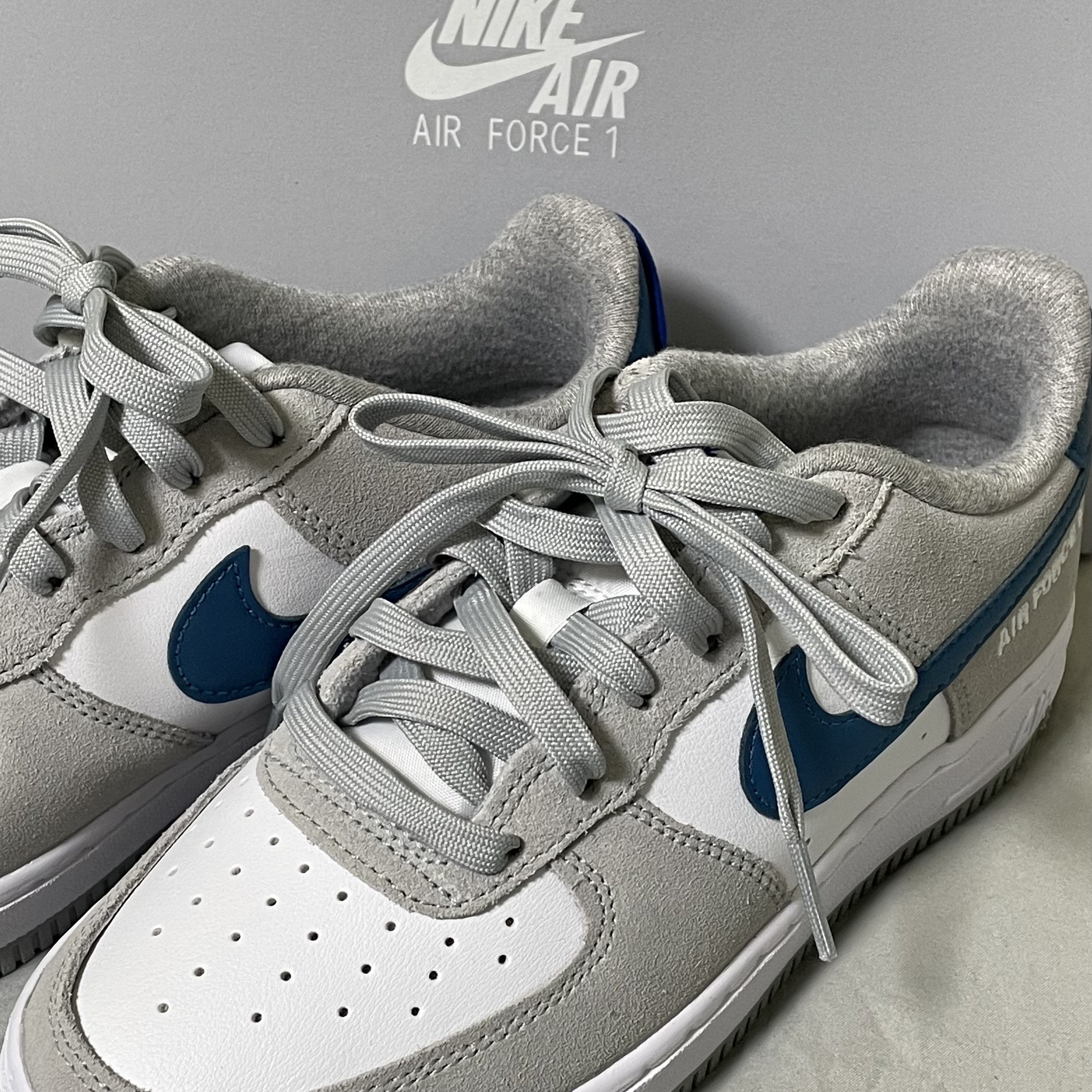 (GS) Nike Air Force 1 LV8 Athletic Club Light Smoke Grey Marina 착용 스타일 - 1