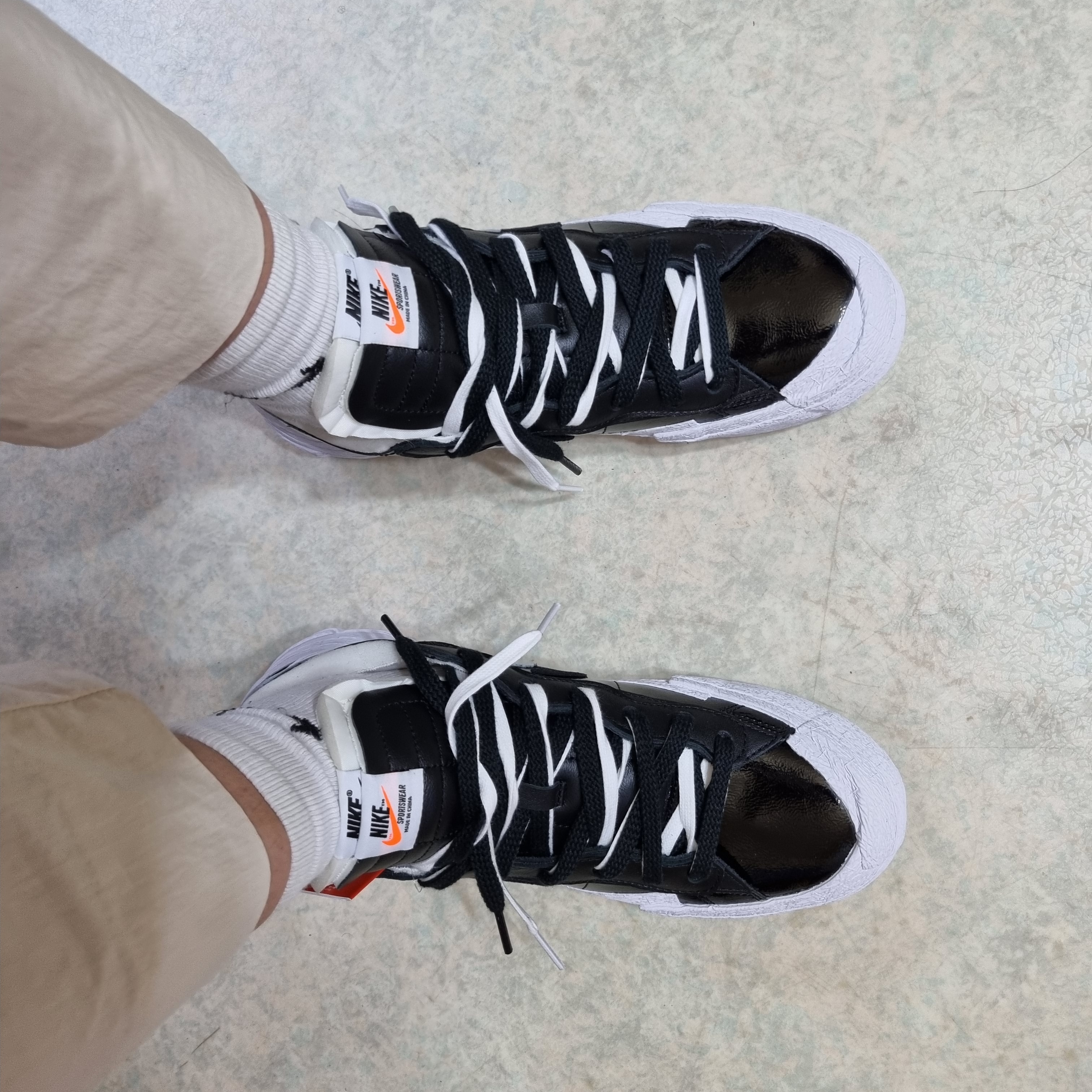Nike x Sacai Blazer Low Black Patent Leather 착용 스타일 - 1