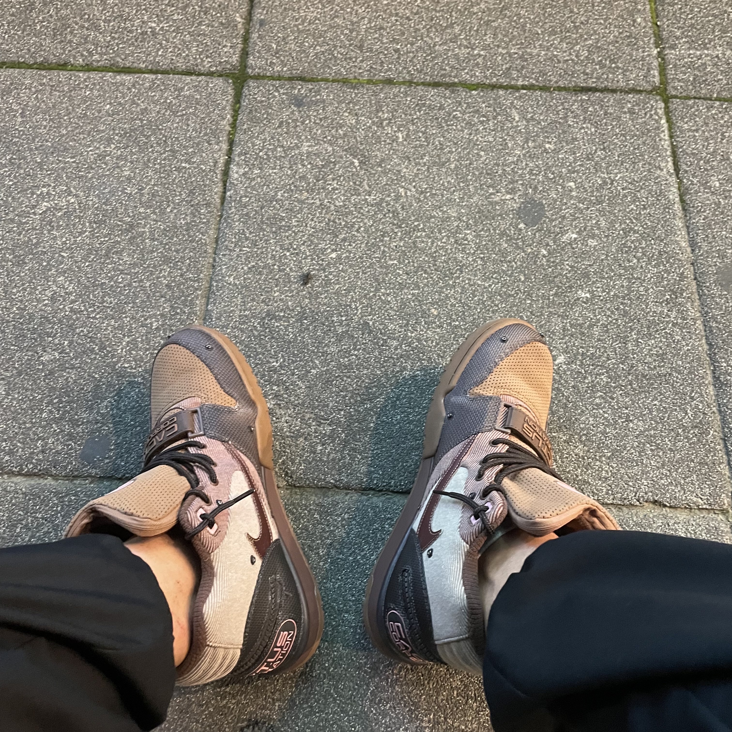 Nike x Travis Scott Air Trainer 1 Archaeo Brown and Rust Pink 착용 스타일