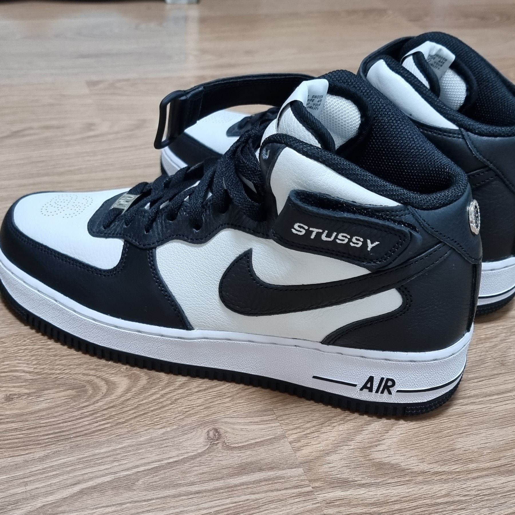 Nike x Stussy Air Force 1 '07 Mid SP Black and Light Bone 착용 스타일 - 3