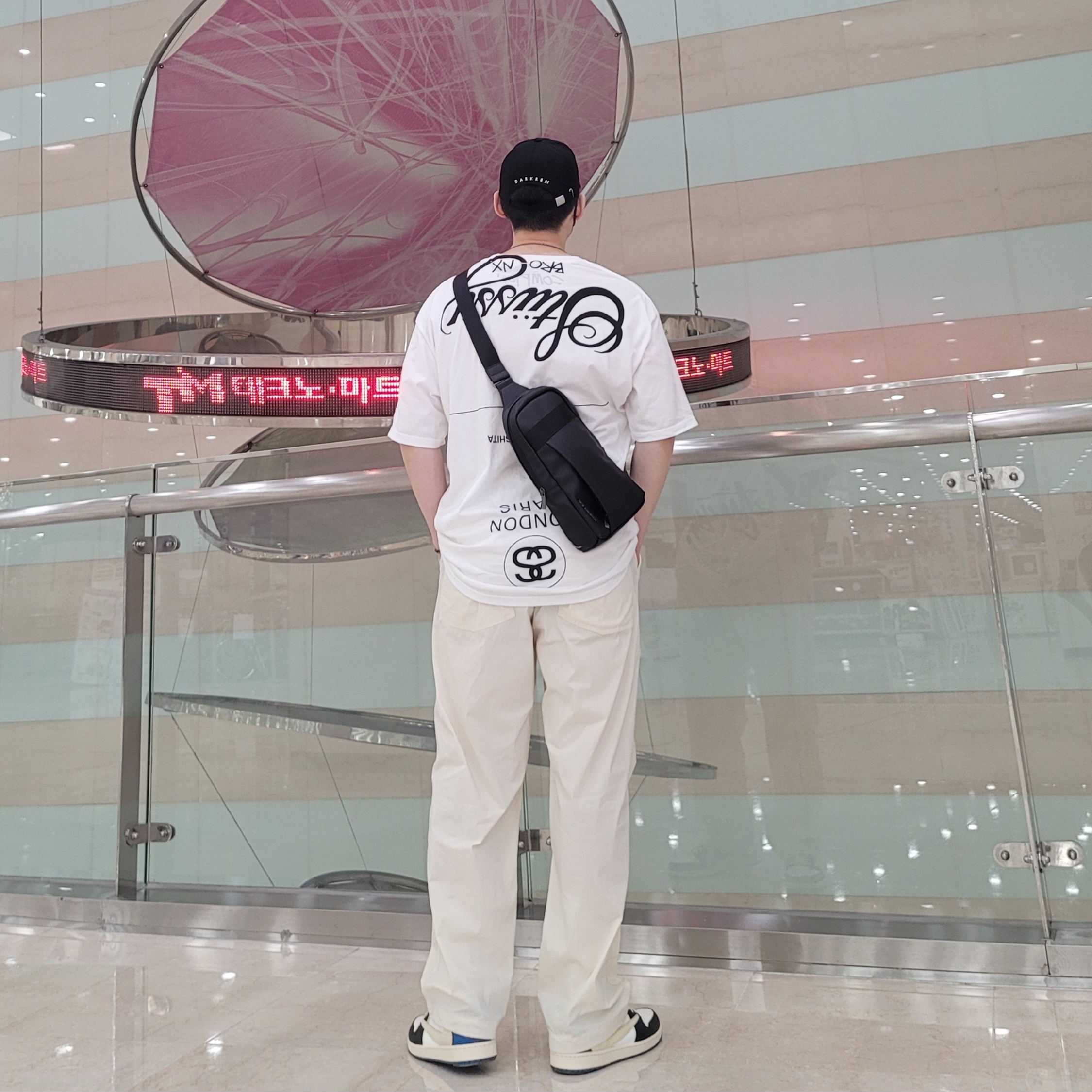 Darkr8m Studio White Logo Cap, Stussy x Takahiromiyashita The Soloist 40 WT T-Shirt 착용 스타일