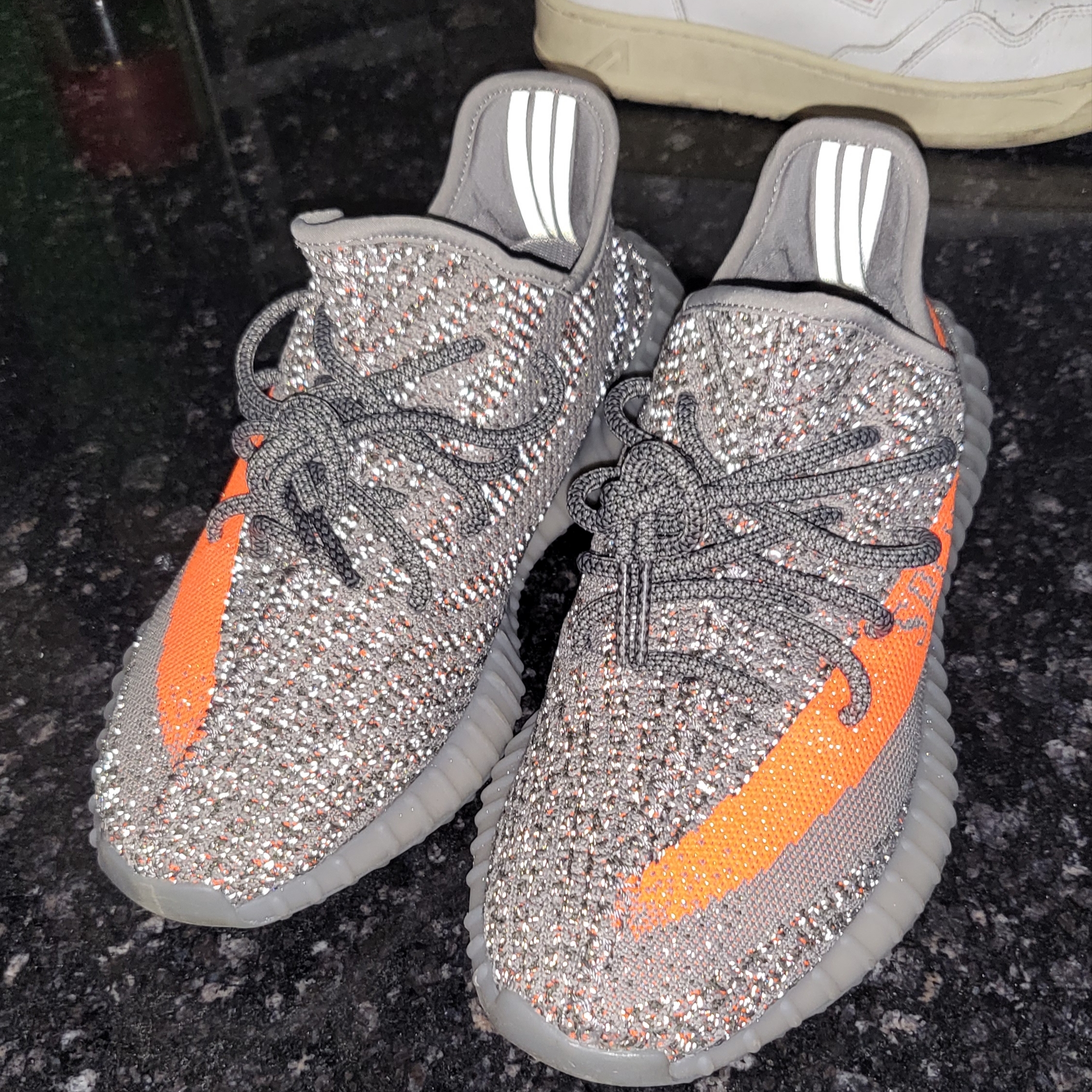Adidas Yeezy Boost 350 V2 Beluga - Reflective 착용 스타일