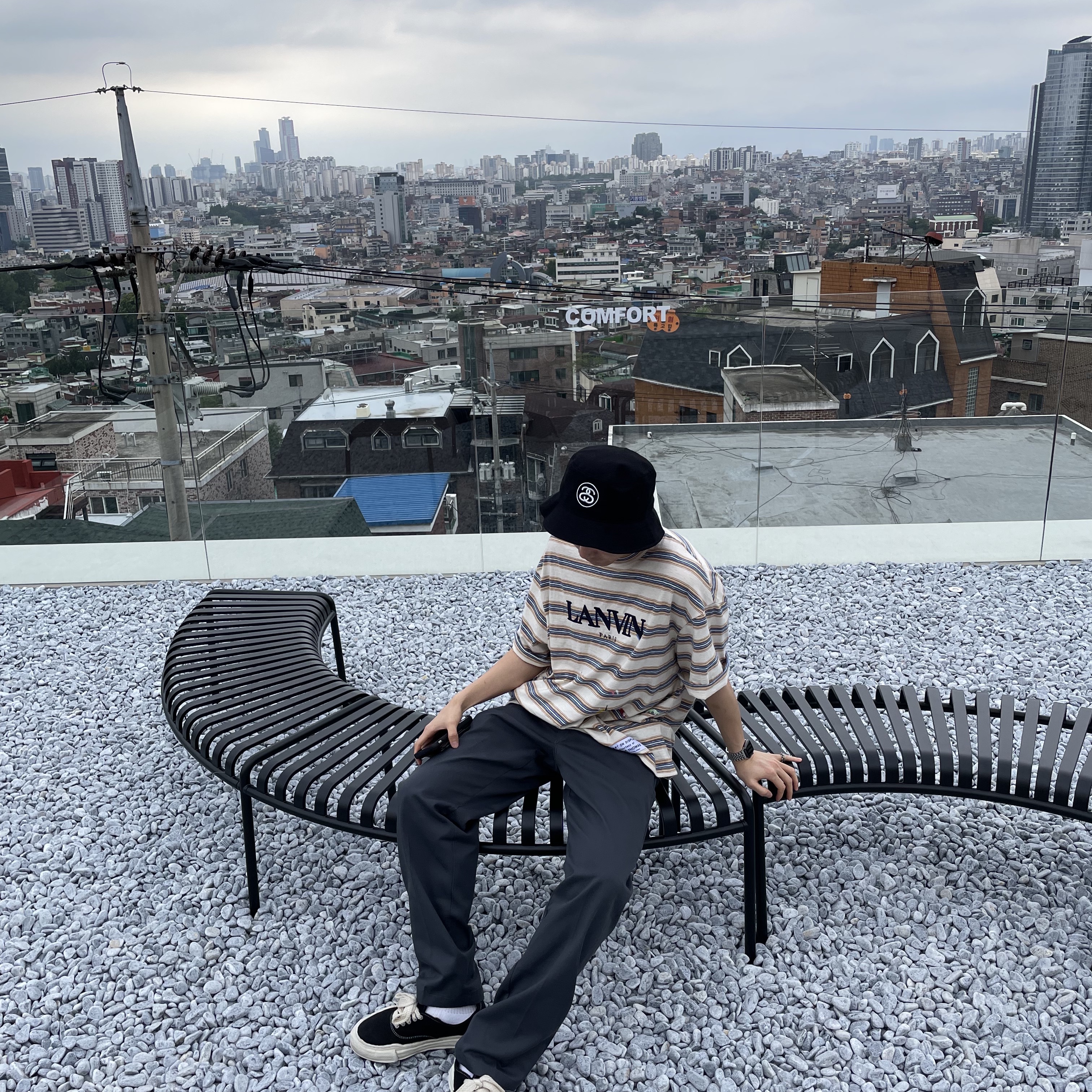 Stussy SS Link Deep Bucket Hat Black 착용 스타일 - 2