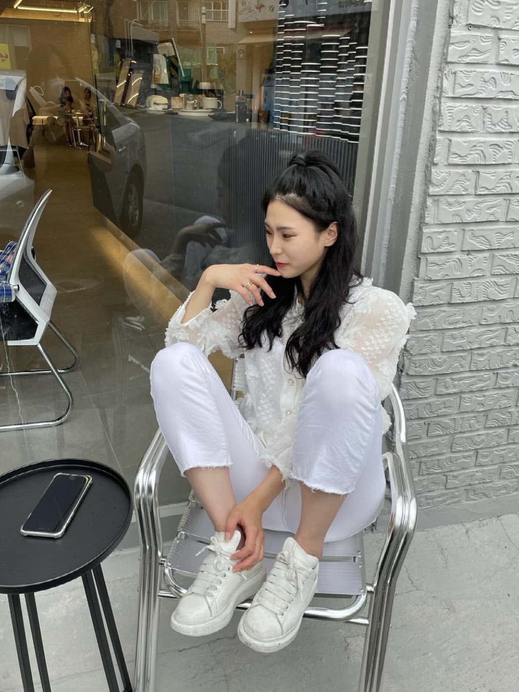 Alexander McQueen Oversized Sneakers White 착용 스타일