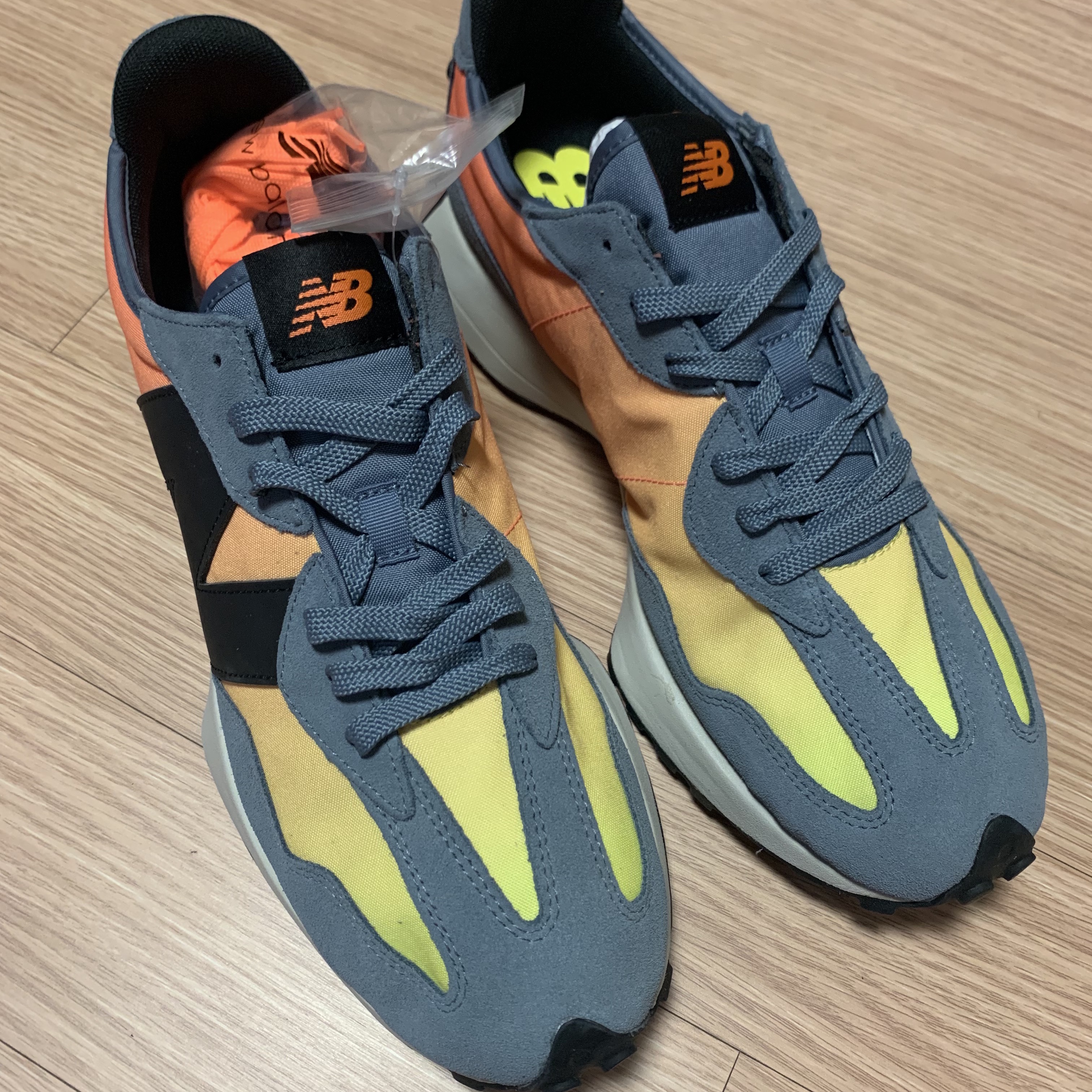 New Balance 327 Cyclone Citrus Punch 착용 스타일 - 1