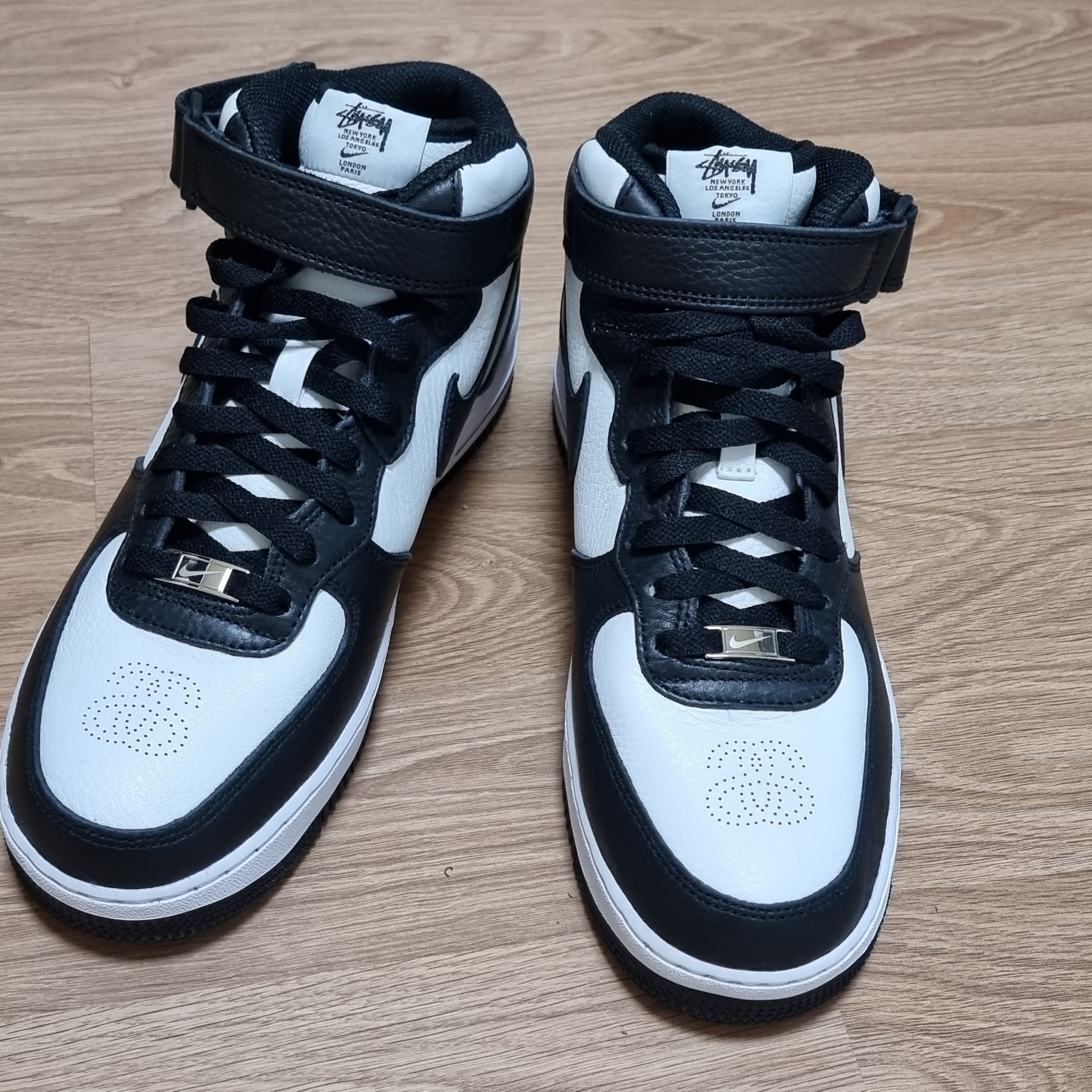 Nike x Stussy Air Force 1 '07 Mid SP Black and Light Bone 착용 스타일 - 1