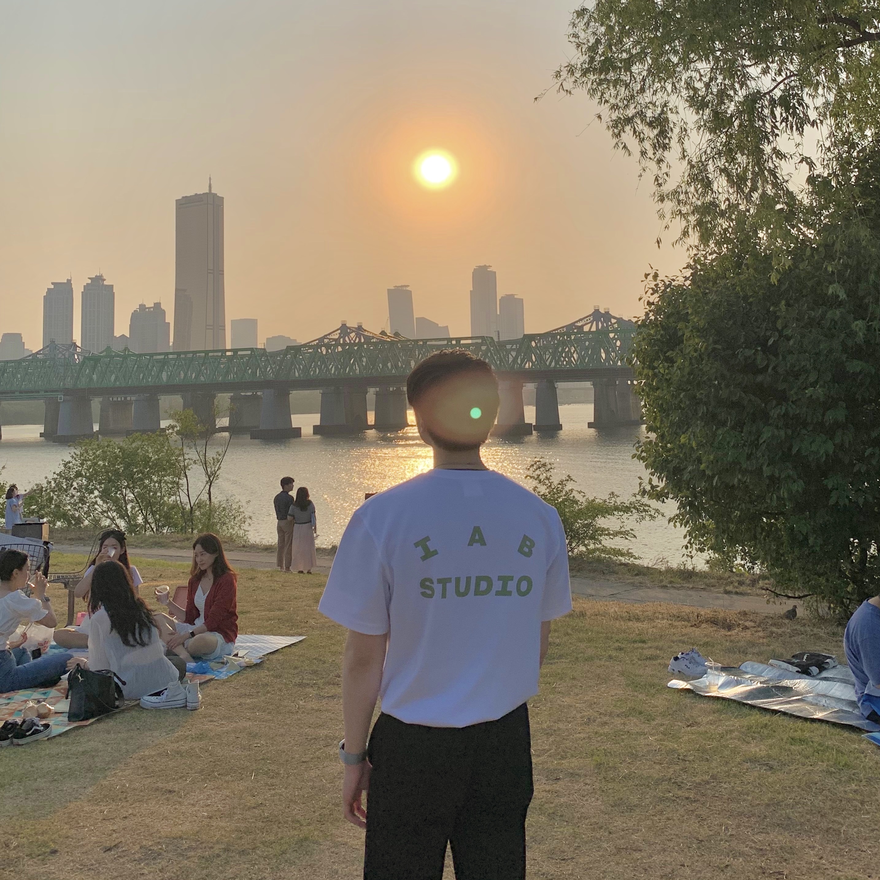 IAB Studio T-Shirt White Light Green 착용 스타일