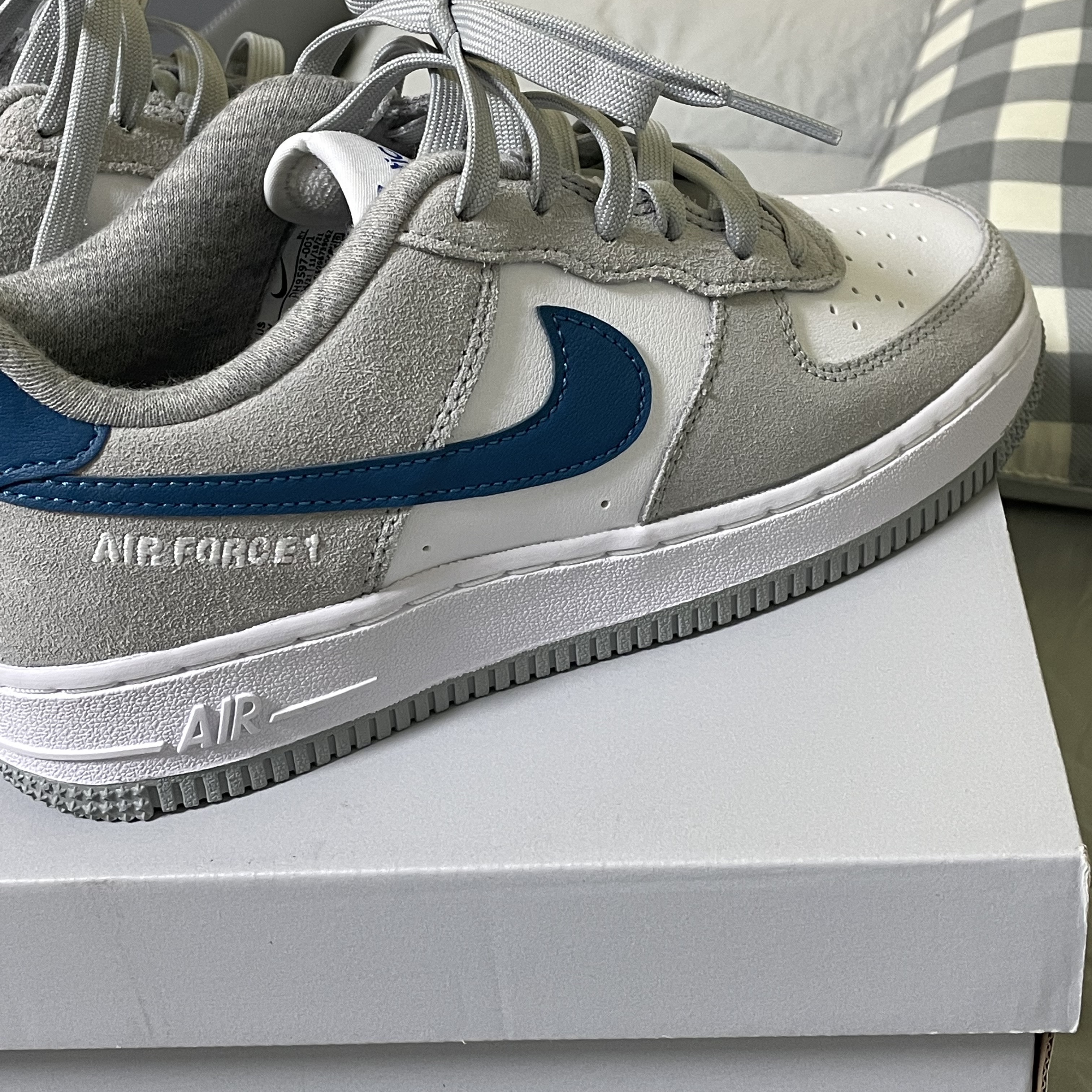 (GS) Nike Air Force 1 LV8 Athletic Club Light Smoke Grey Marina 착용 스타일 - 2