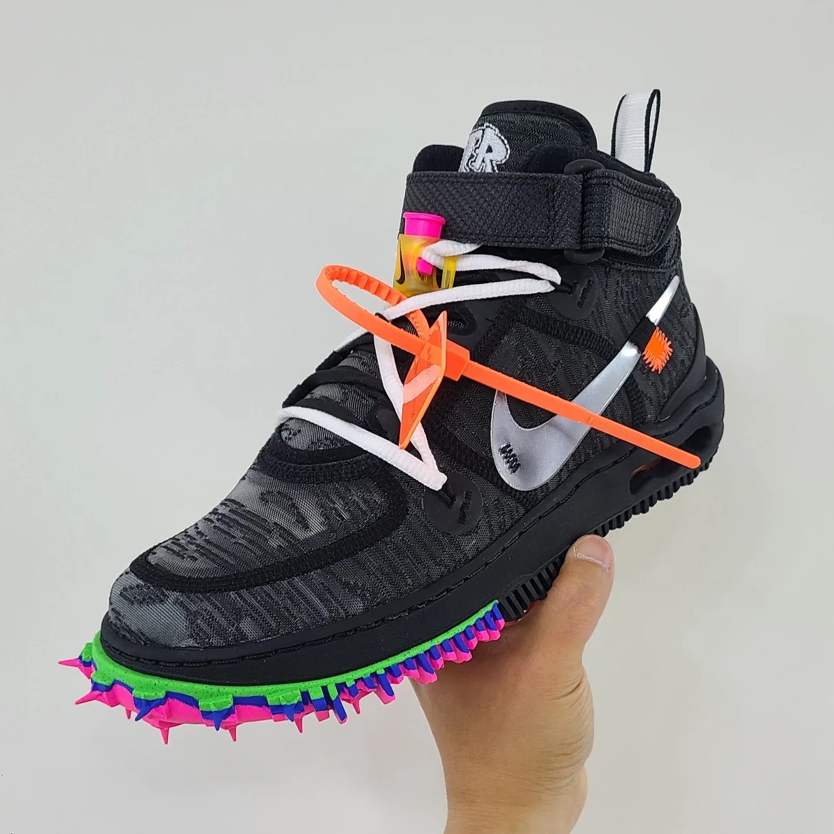 Nike x Off-White Air Force 1 Mid SP Black 착용 스타일 - 1