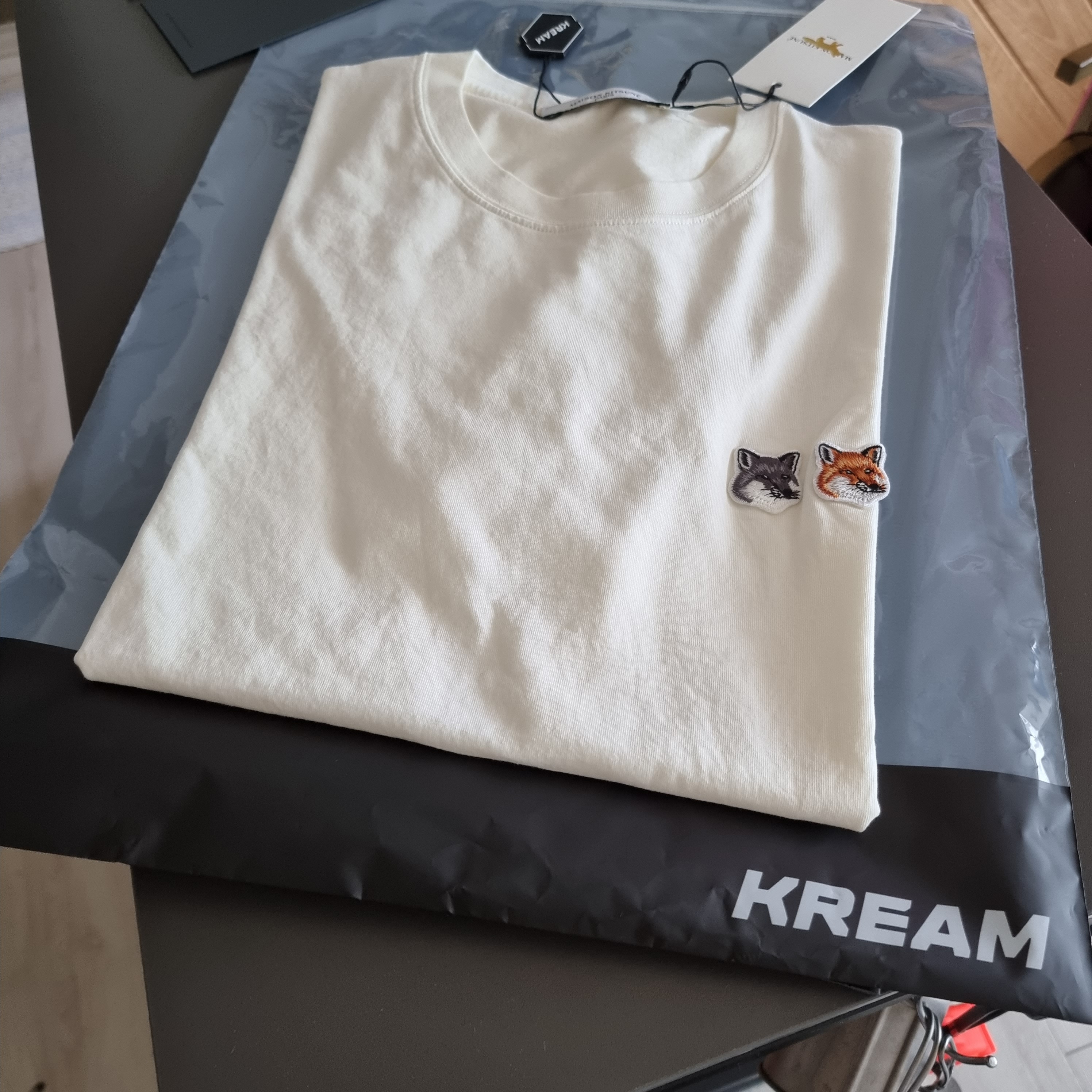 Maison Kitsune Double Fox Head Patch Classic T-Shirt Latte 착용 스타일