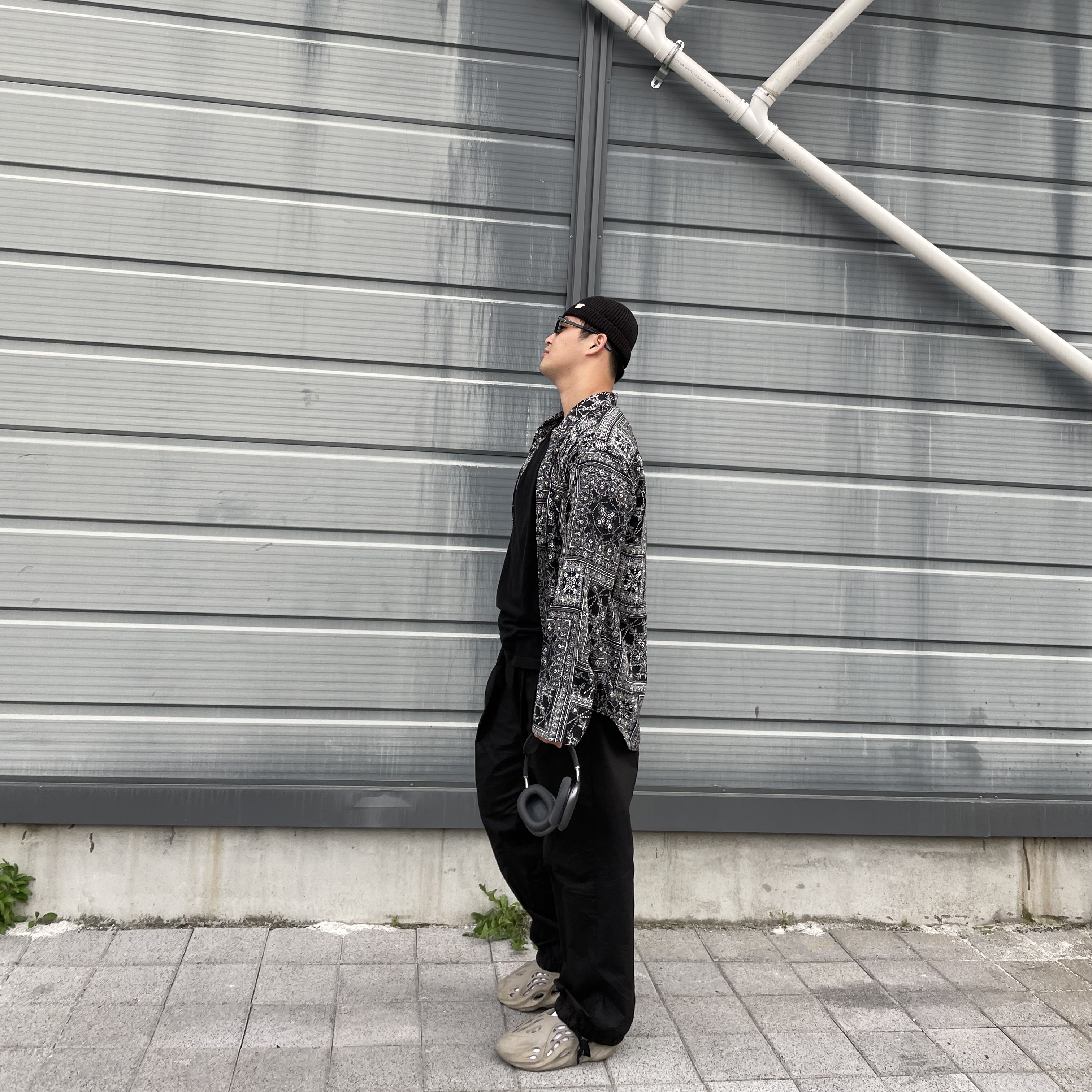 Adidas Yeezy Foam RNNR Stone Sage, Apple AirPods Max Lightning Space Gray (Korean Ver.) 착용 스타일