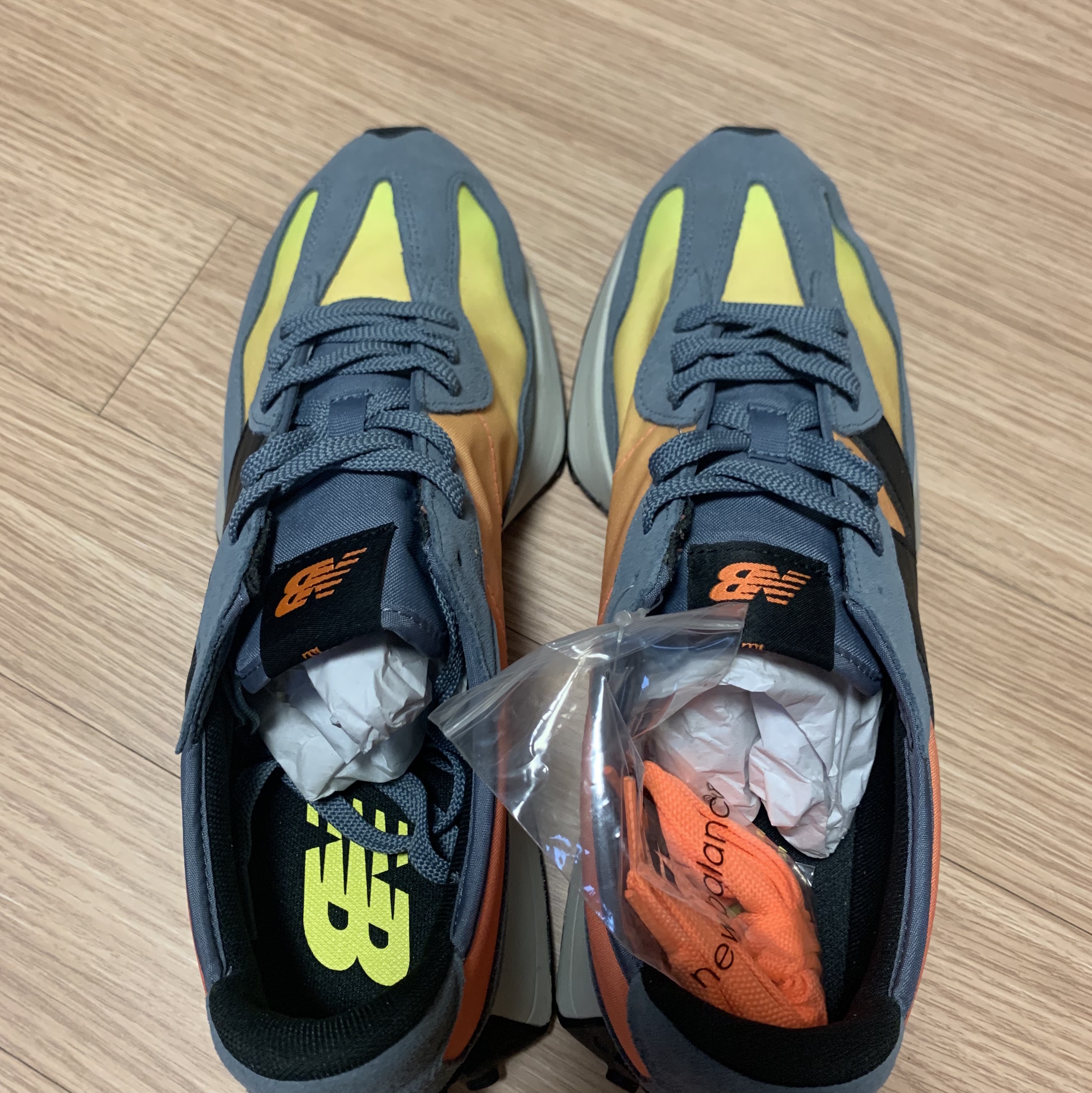 New Balance 327 Cyclone Citrus Punch 착용 스타일 - 2