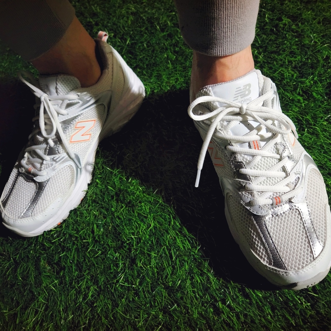 New Balance 530 White Orange 착용 스타일 - 4