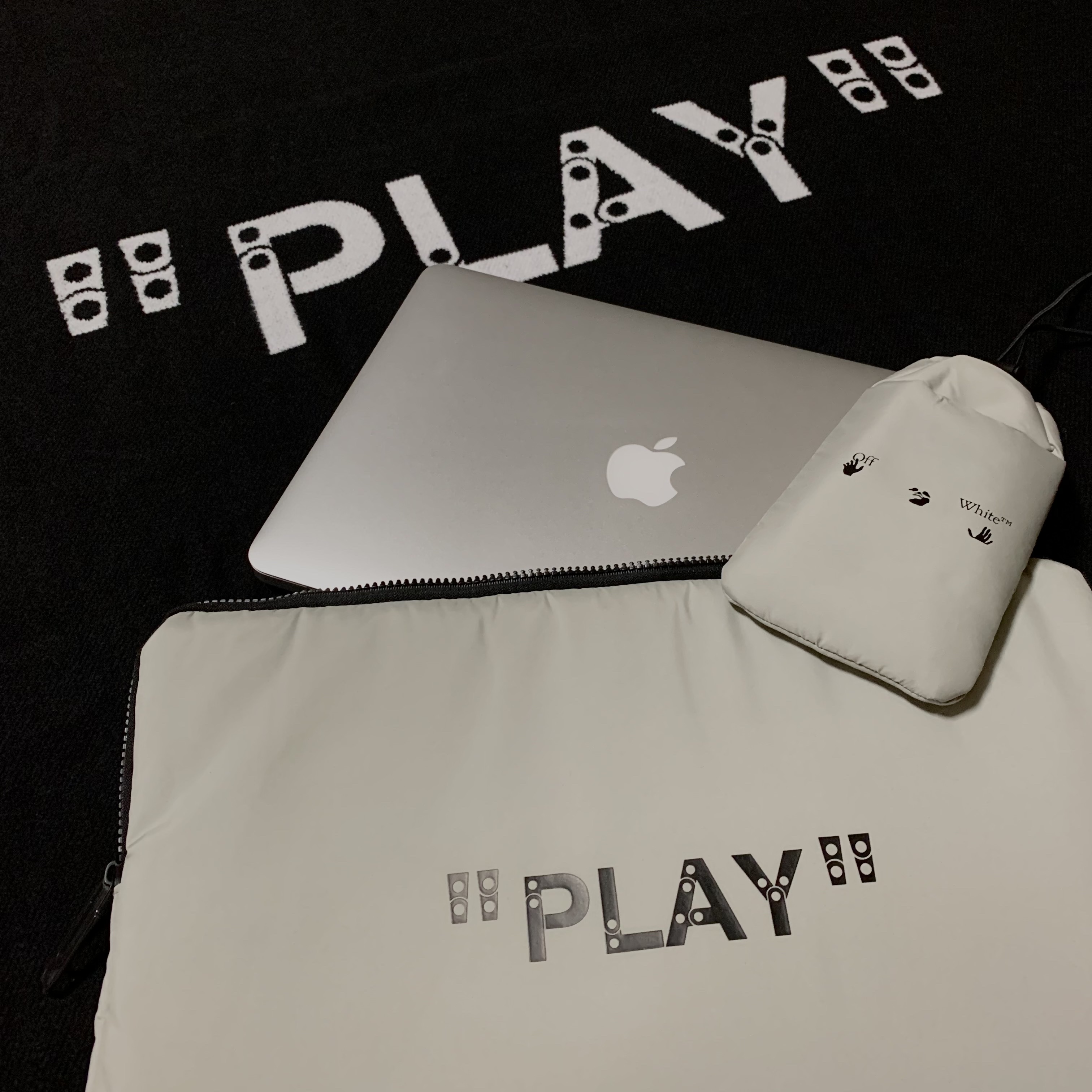 Off-White x Amore Pacific Play Kit 착용 스타일 - 2