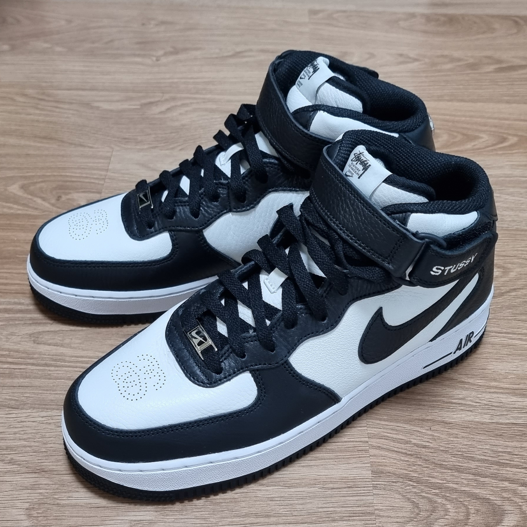 Nike x Stussy Air Force 1 '07 Mid SP Black and Light Bone 착용 스타일 - 2