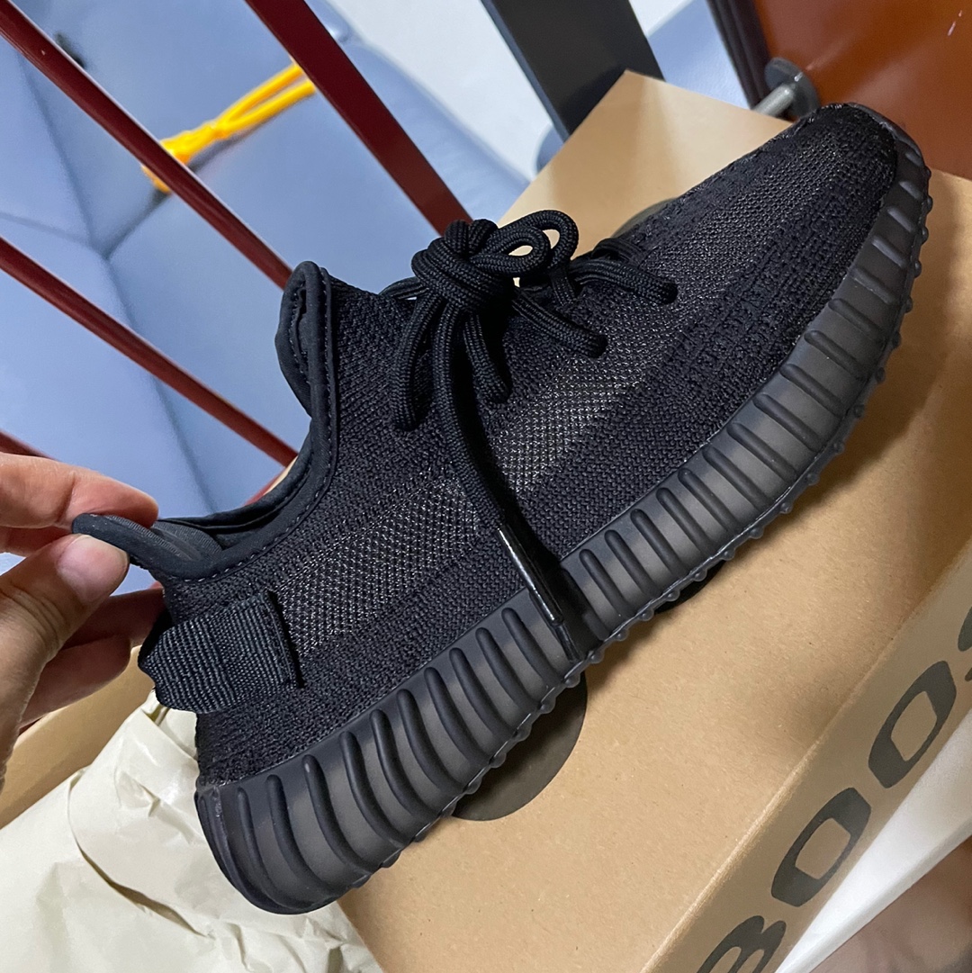 Adidas Yeezy Boost 350 V2 Onyx 착용 스타일