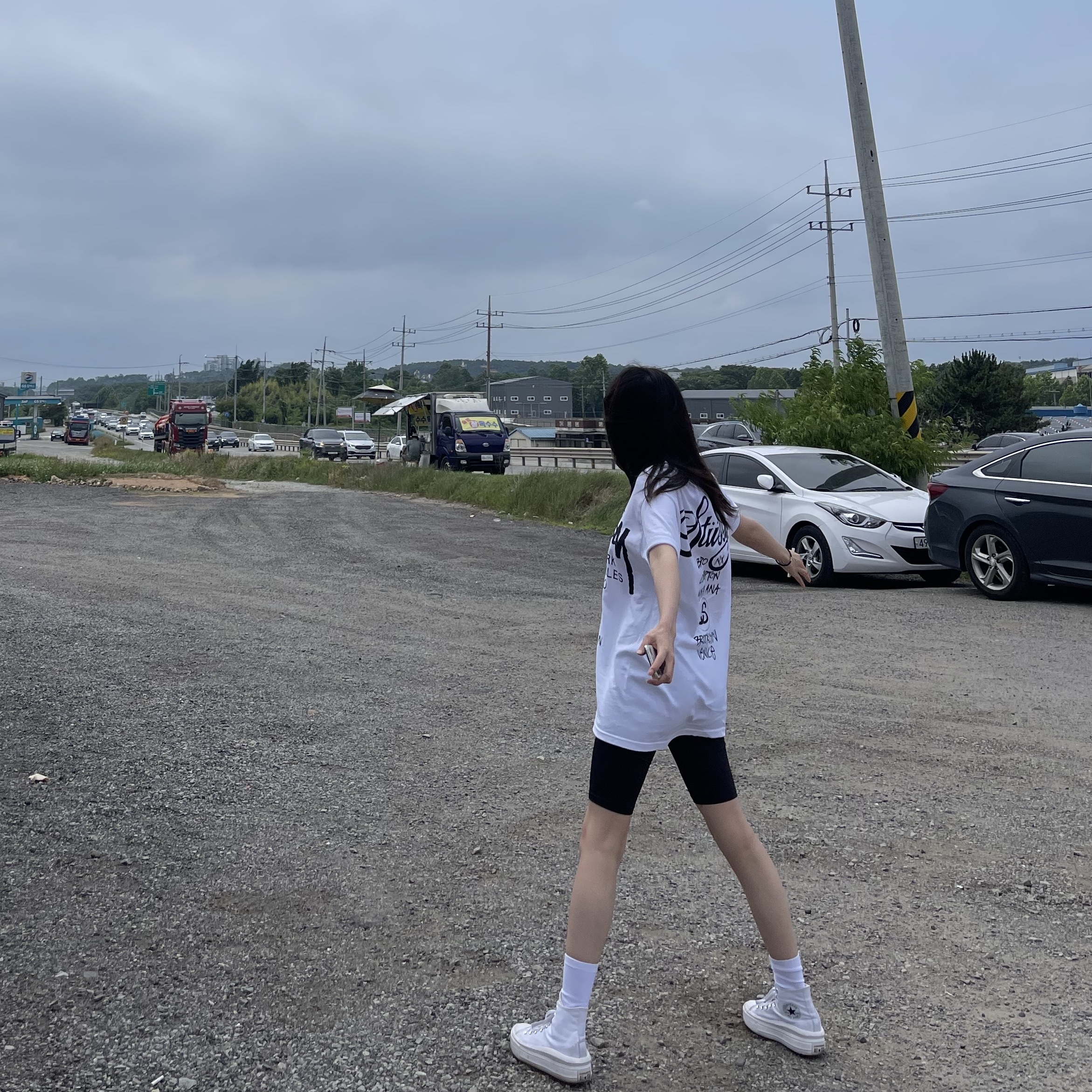 Stussy World Tour T-Shirt White, (W) Converse Chuck Taylor All Star Move High White 착용 스타일
