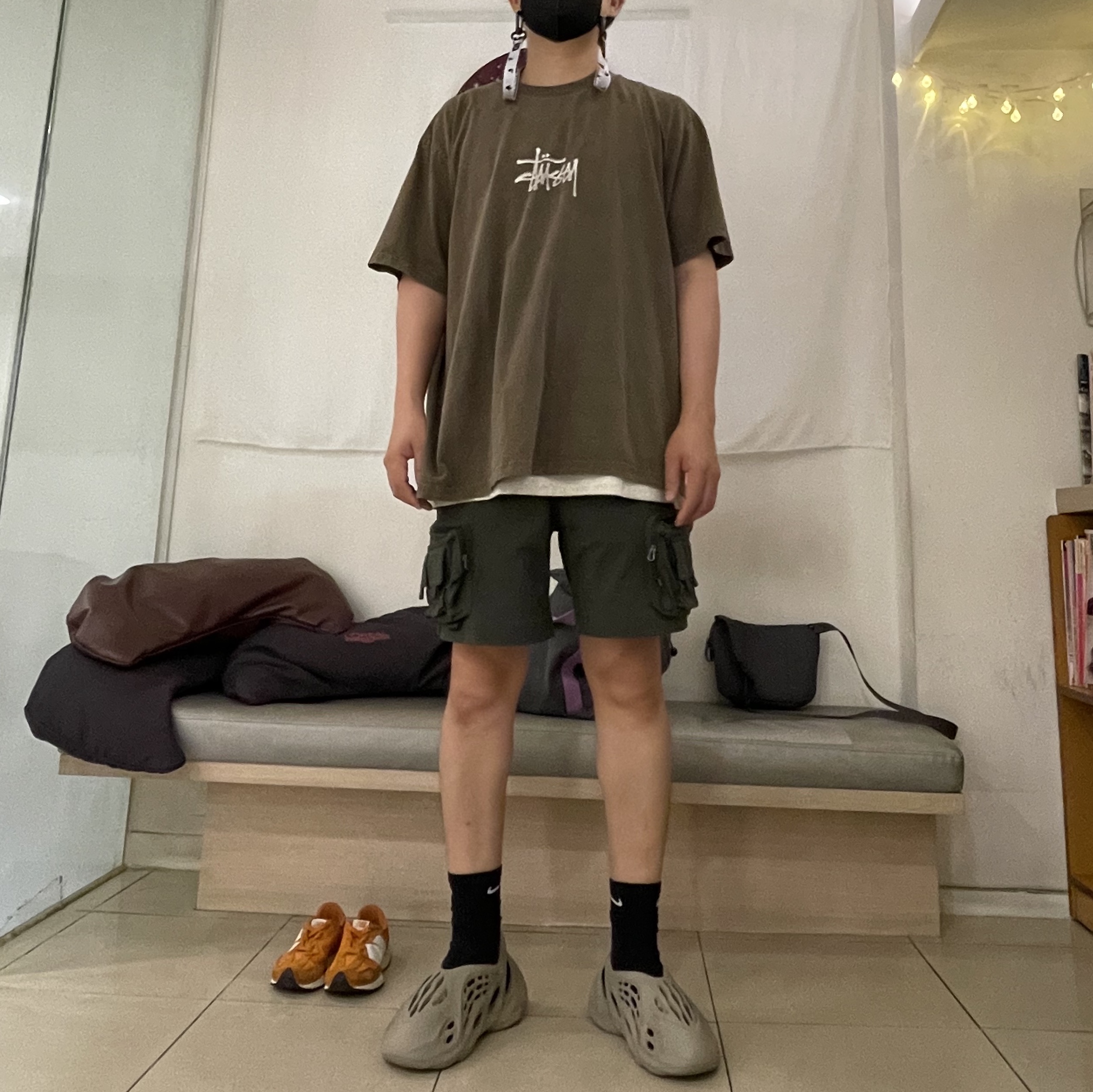 Stussy Surf Tomb Pigment Dyed T-Shirt Coffee, Nike ACG Cargo Shorts Sequoia - Asia 착용 스타일 - 4