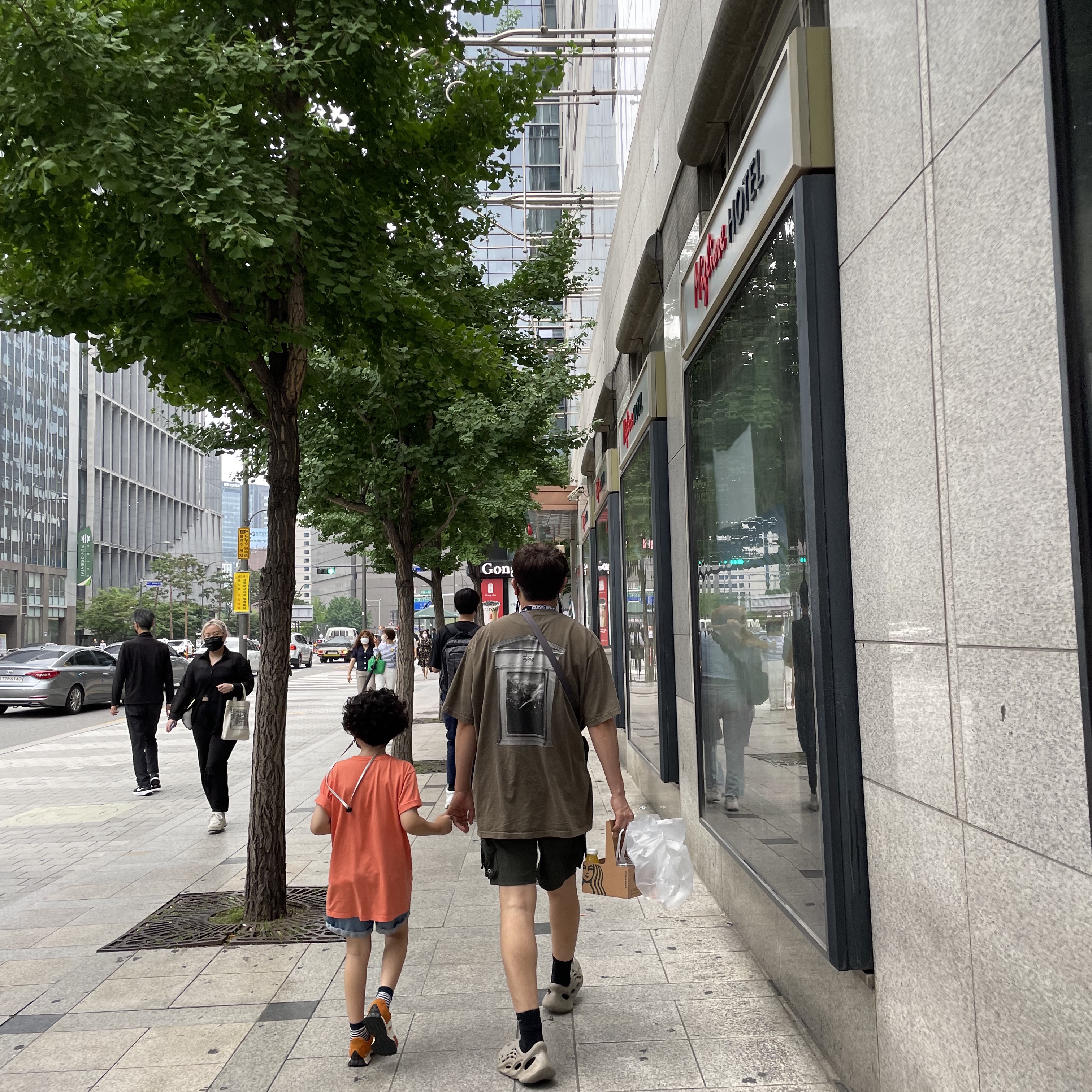 Stussy Surf Tomb Pigment Dyed T-Shirt Coffee, Nike ACG Cargo Shorts Sequoia - Asia 착용 스타일 - 1