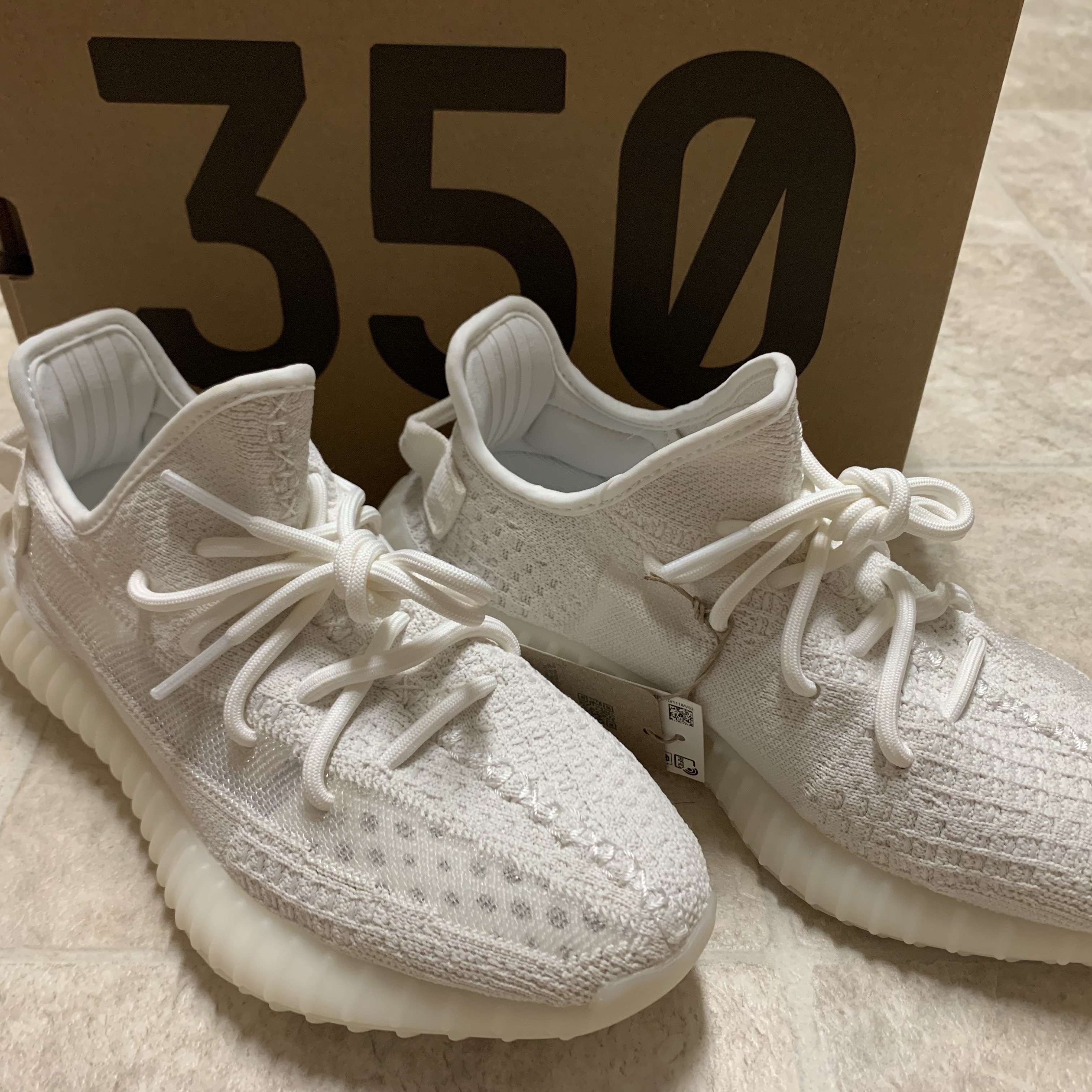 Adidas Yeezy Boost 350 V2 Bone 착용 스타일