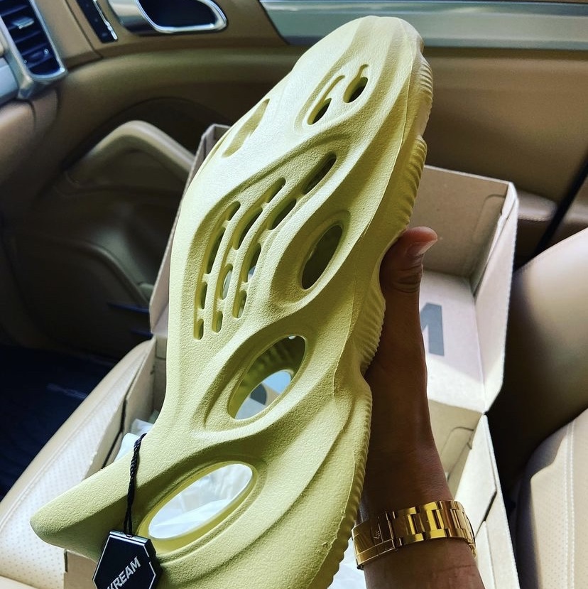 Adidas Yeezy Foam RNNR Sulfur 착용 스타일