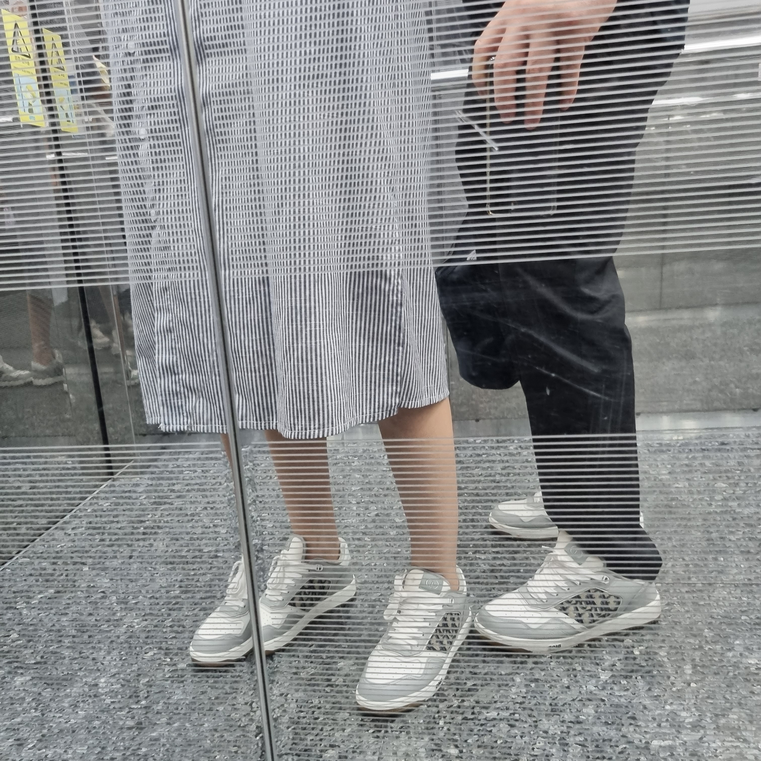 Dior B27 Low-Top Sneakers Gray 착용 스타일