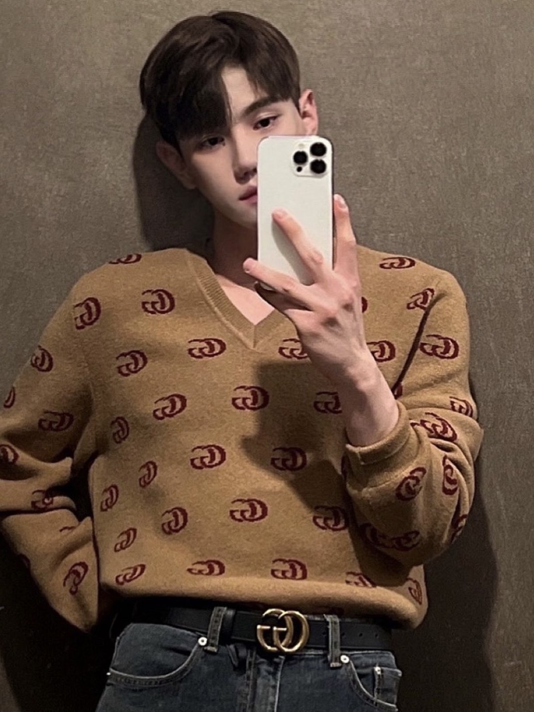 Gucci Double G Jacquard Wool V-Neck Sweater Camel Brown, Gucci GG Marmont Leather Belt with Double G Buckle Black Brass 착용 스타일