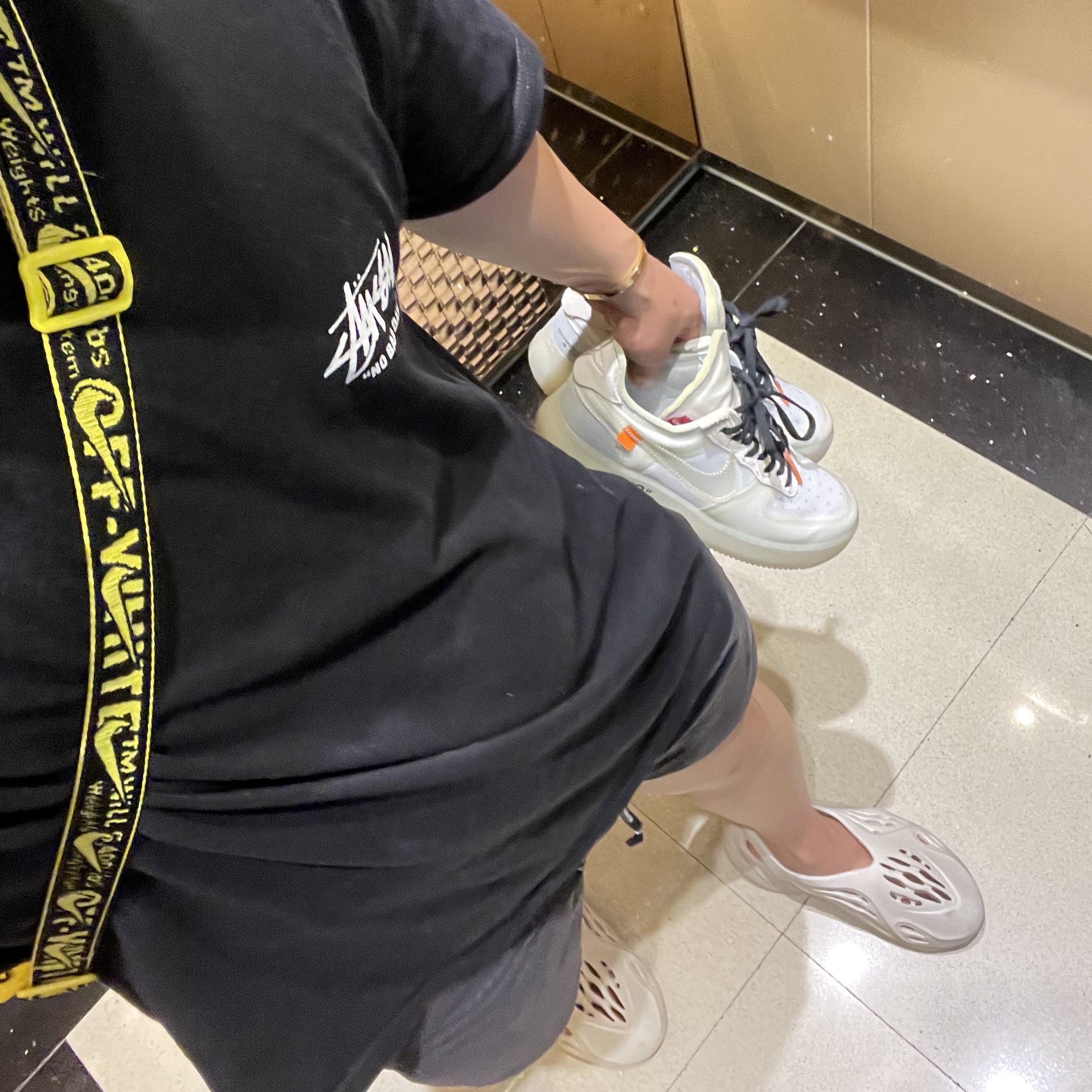 Stussy Carnation T-Shirt Black, (W) Nike x Off-White Utility Vest Opti Yellow 착용 스타일