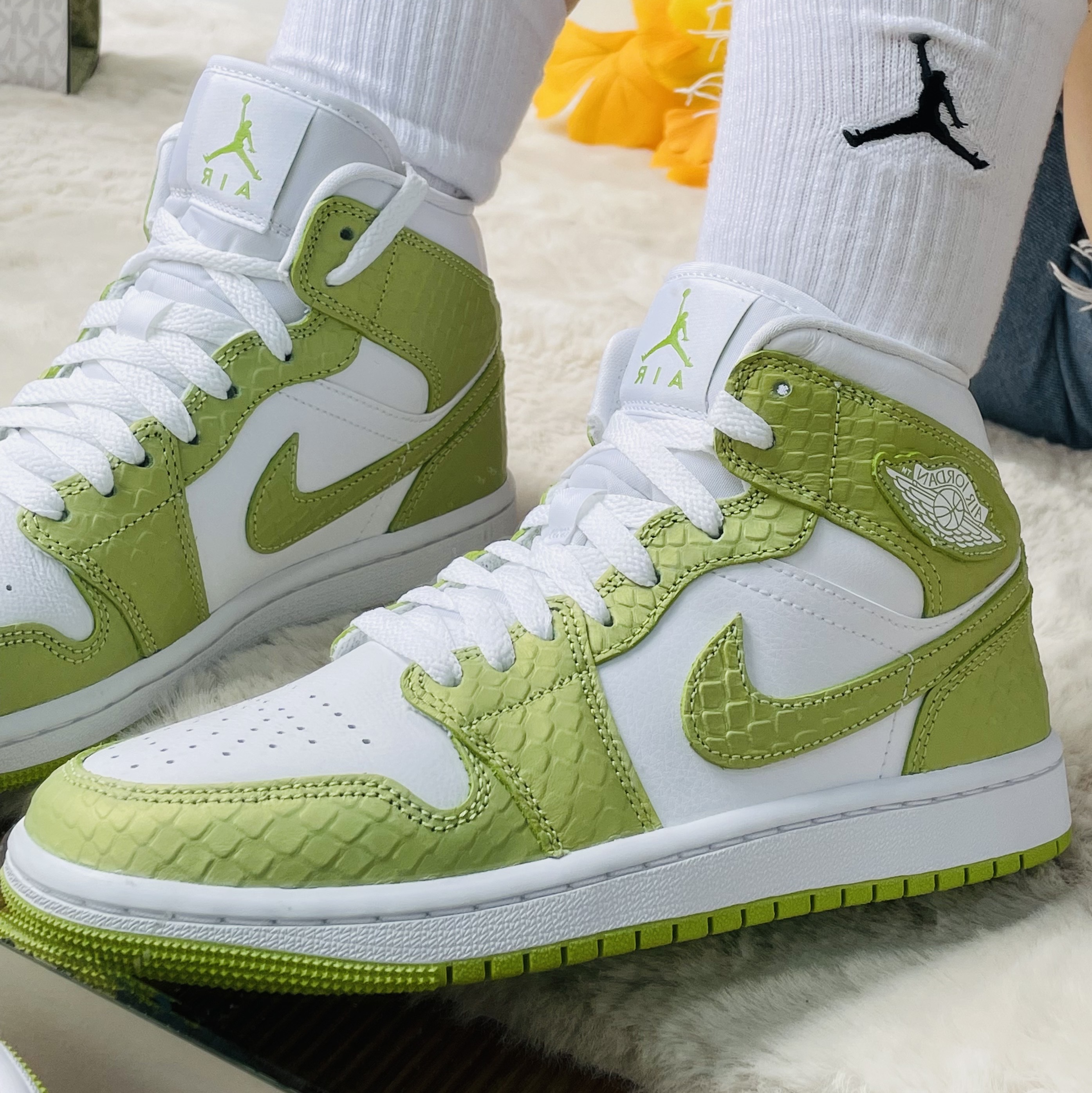 (W) Jordan 1 Mid SE Vivid Green 착용 스타일 - 2