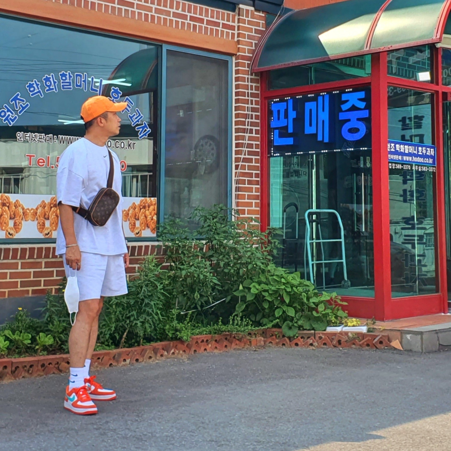 Nike Air Force 1 '07 LV8 Athletic Club Rush Orange Washed Teal, Nike x Matthew M Williams NRG Socks White 착용 스타일 - 2