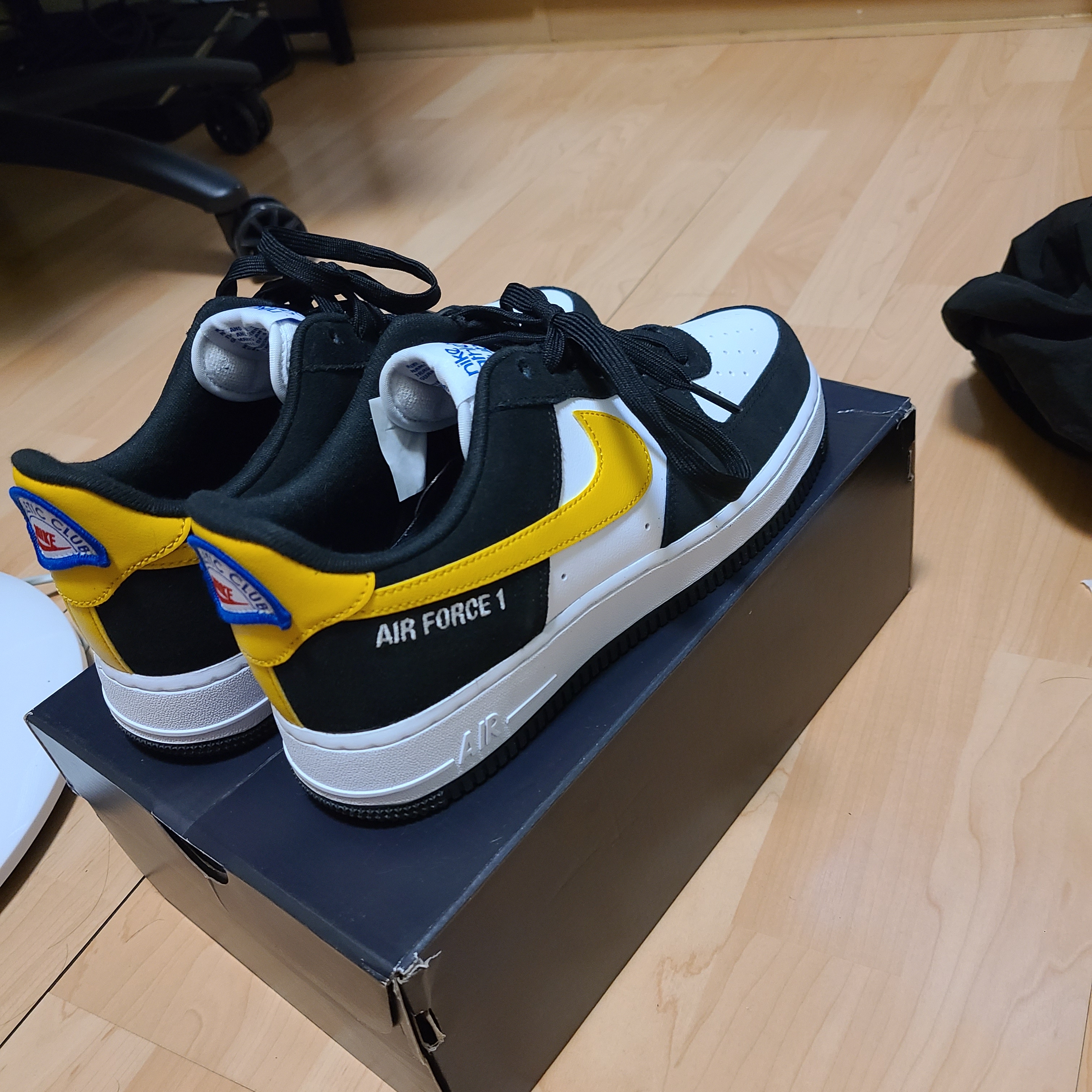 Nike Air Force 1 '07 LV8 Athletic Club Black Dark Sulfur 착용 스타일 - 2