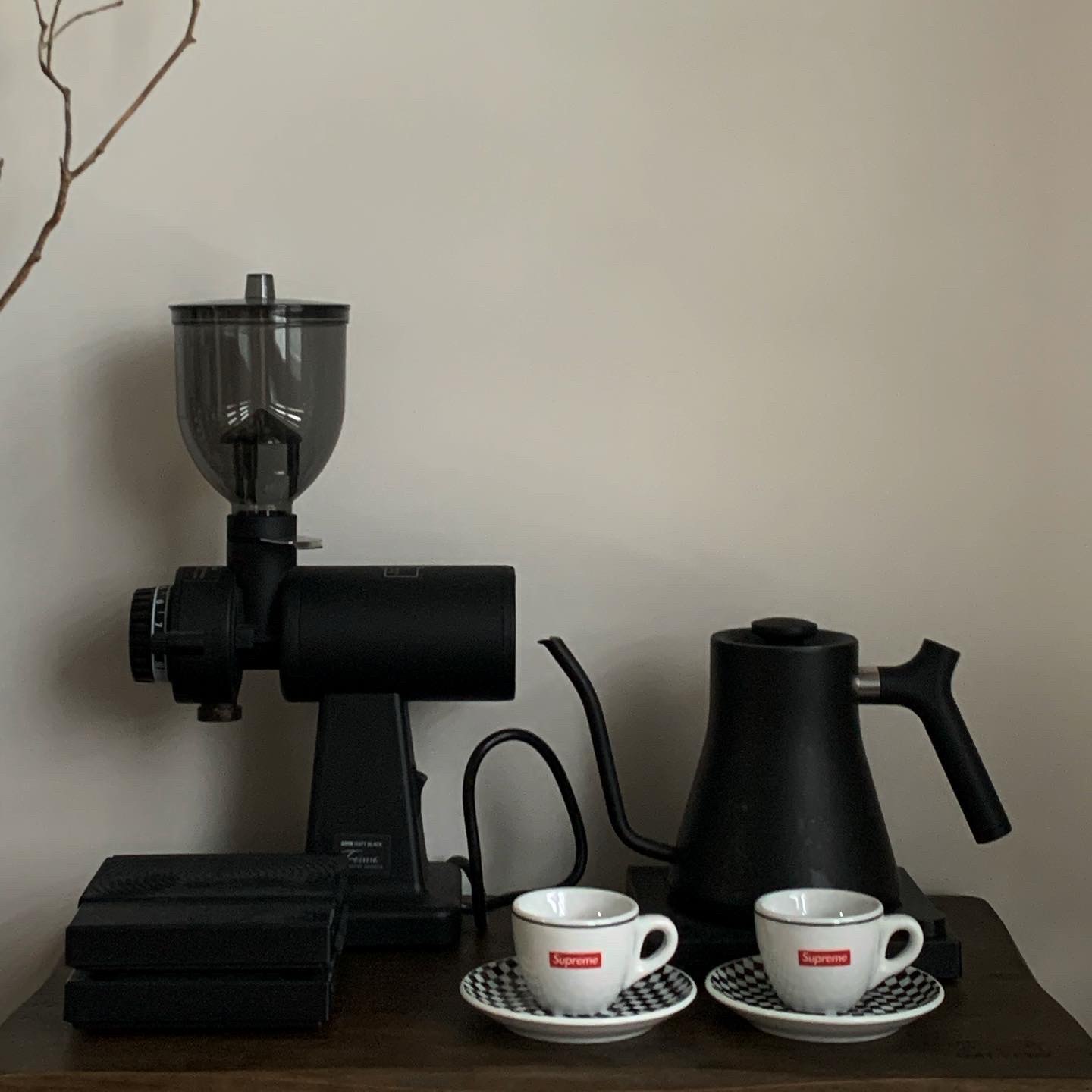 Supreme x IPA Porcellane Aosta Espresso Set Black (Set of 2) 착용 스타일 - 1
